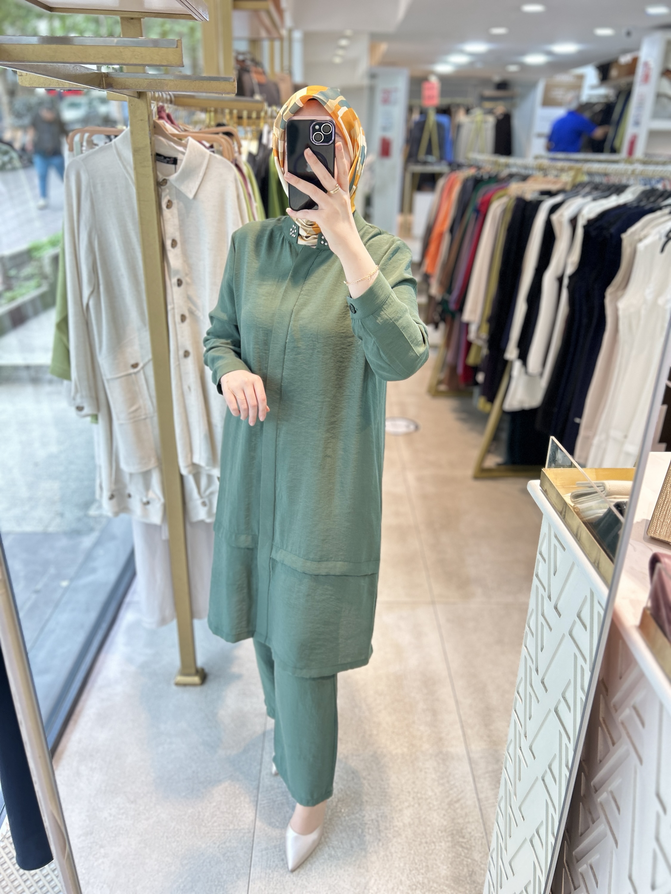 6945 SELMA ZAFEROĞLU HAKİM YAKA ARKASI TAŞ DETAYLI TAKIM - Görsel 8