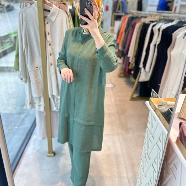 6945 SELMA ZAFEROĞLU HAKİM YAKA ARKASI TAŞ DETAYLI TAKIM - Görsel 22