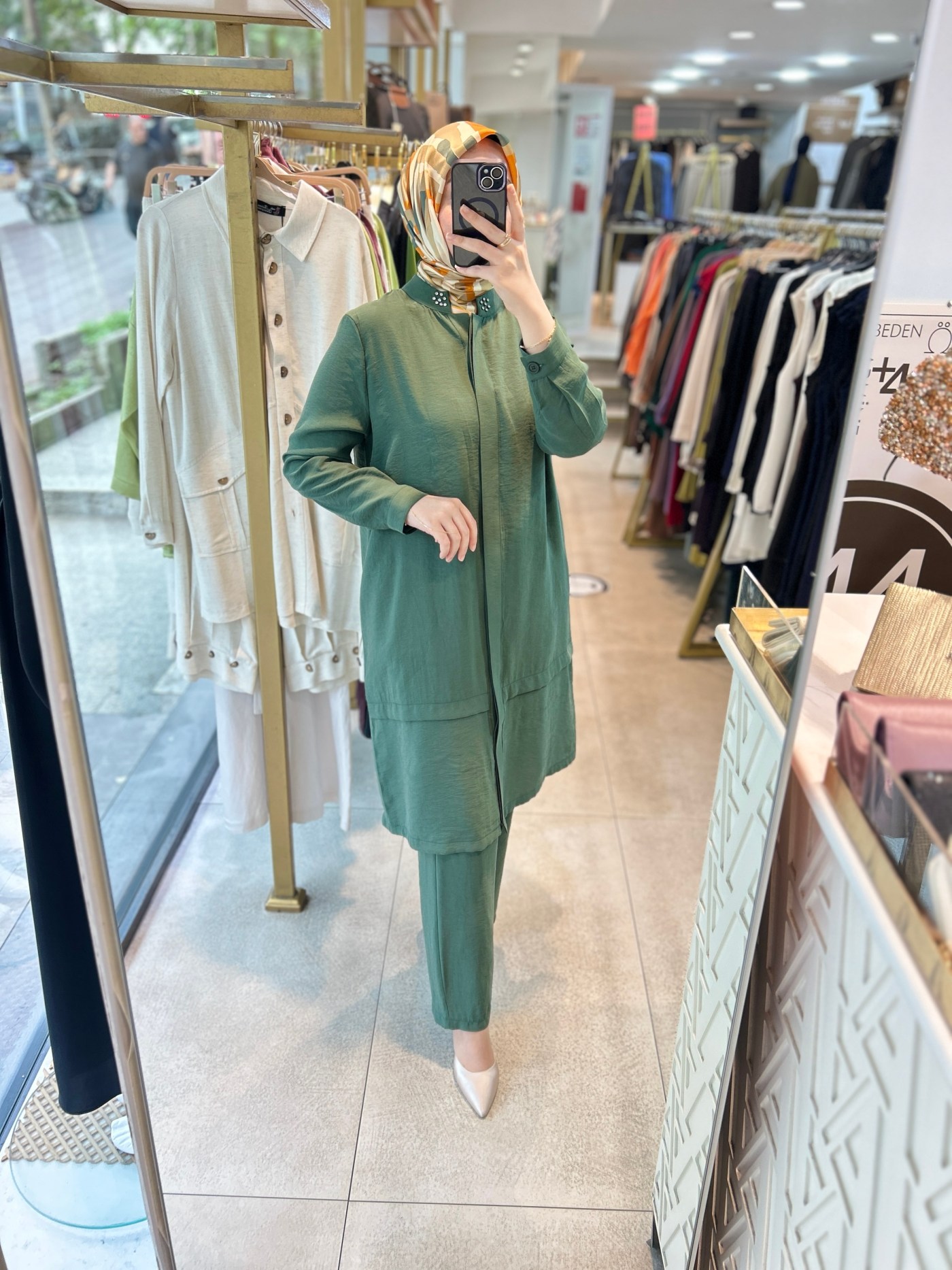 6945 SELMA ZAFEROĞLU HAKİM YAKA ARKASI TAŞ DETAYLI TAKIM