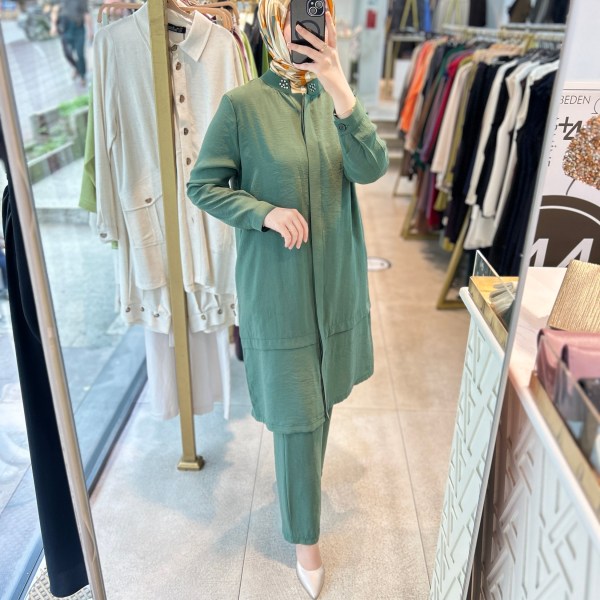 6945 SELMA ZAFEROĞLU HAKİM YAKA ARKASI TAŞ DETAYLI TAKIM - Görsel 20