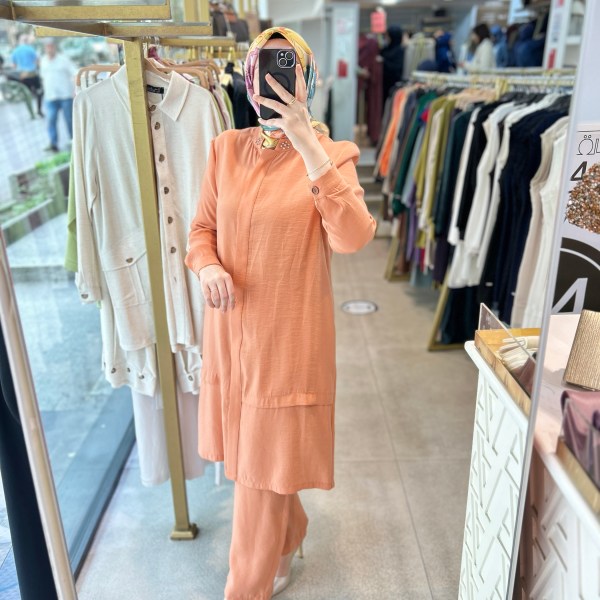 6945 SELMA ZAFEROĞLU HAKİM YAKA ARKASI TAŞ DETAYLI TAKIM - Görsel 5