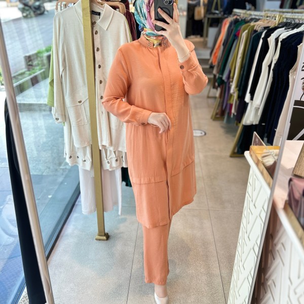 6945 SELMA ZAFEROĞLU HAKİM YAKA ARKASI TAŞ DETAYLI TAKIM - Görsel 17