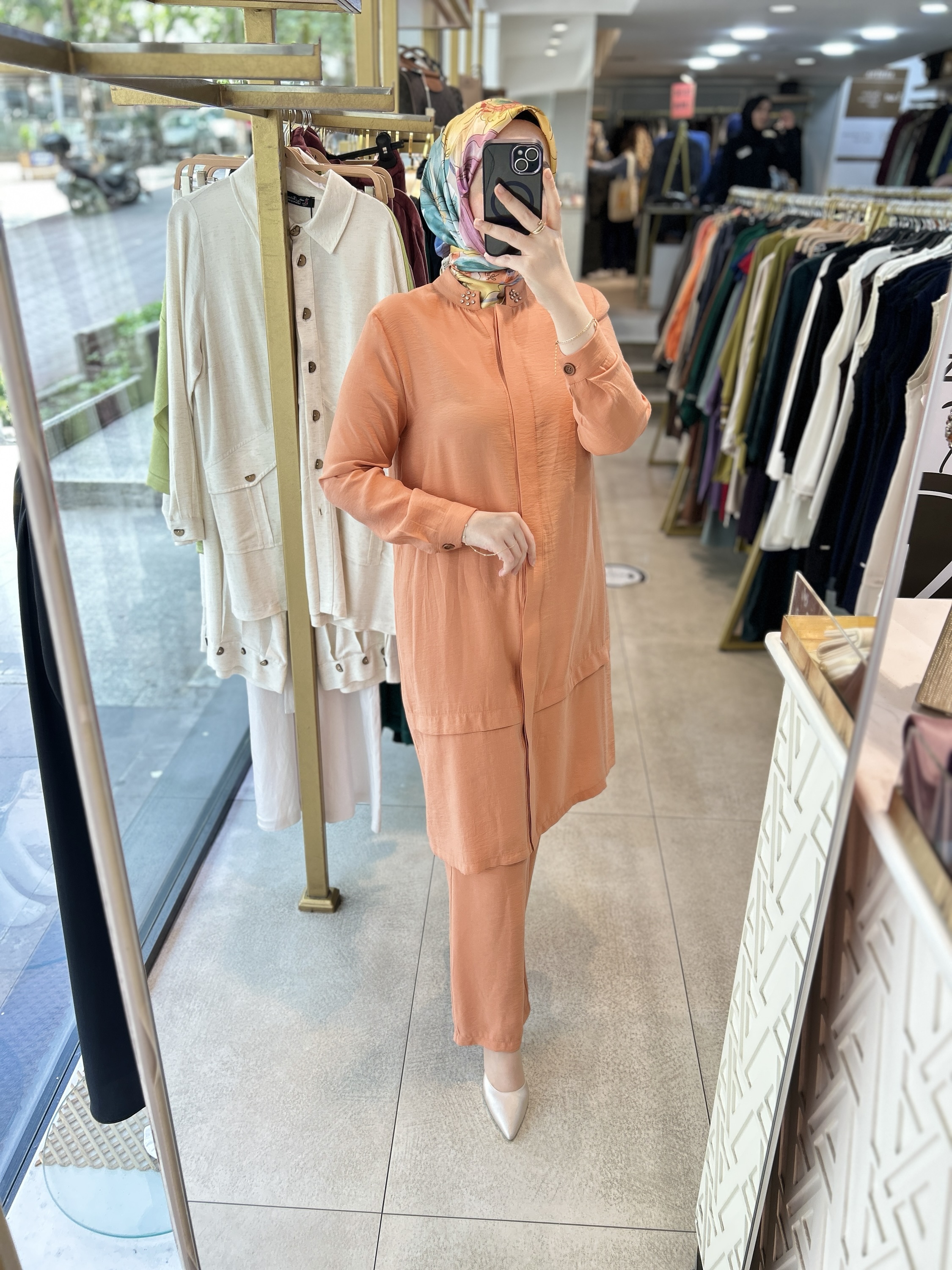 6945 SELMA ZAFEROĞLU HAKİM YAKA ARKASI TAŞ DETAYLI TAKIM - Görsel 17