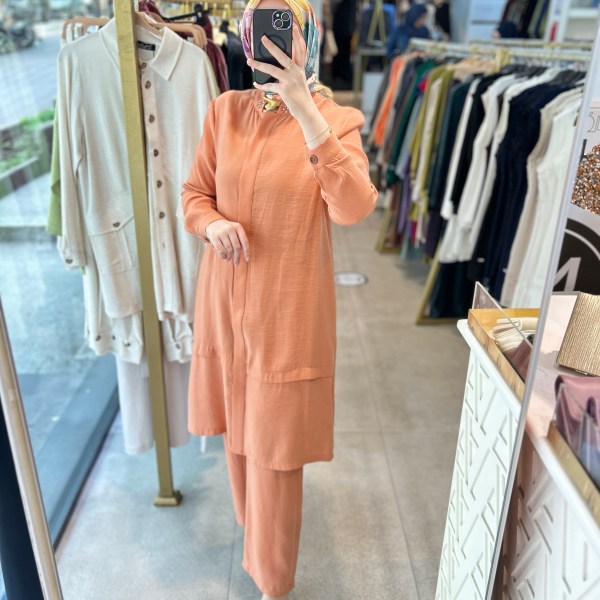 6945 SELMA ZAFEROĞLU HAKİM YAKA ARKASI TAŞ DETAYLI TAKIM - Görsel 3