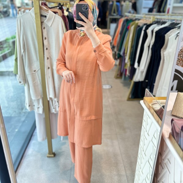 6945 SELMA ZAFEROĞLU HAKİM YAKA ARKASI TAŞ DETAYLI TAKIM - Görsel 21