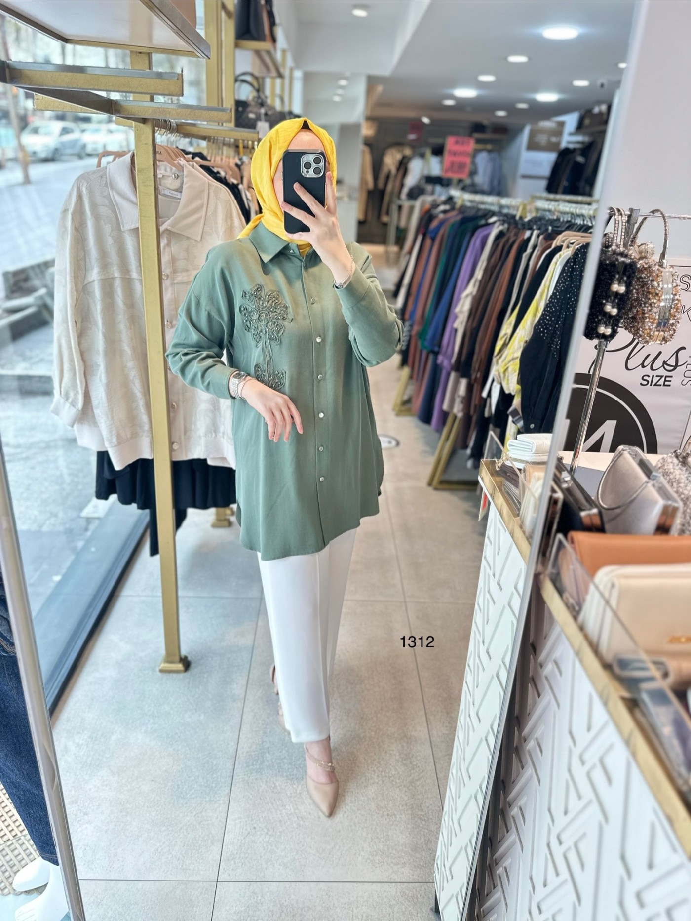 1412 ÖN KISMI ÇİÇEK DETAYLI GÖMLEK YAKA TUNİK