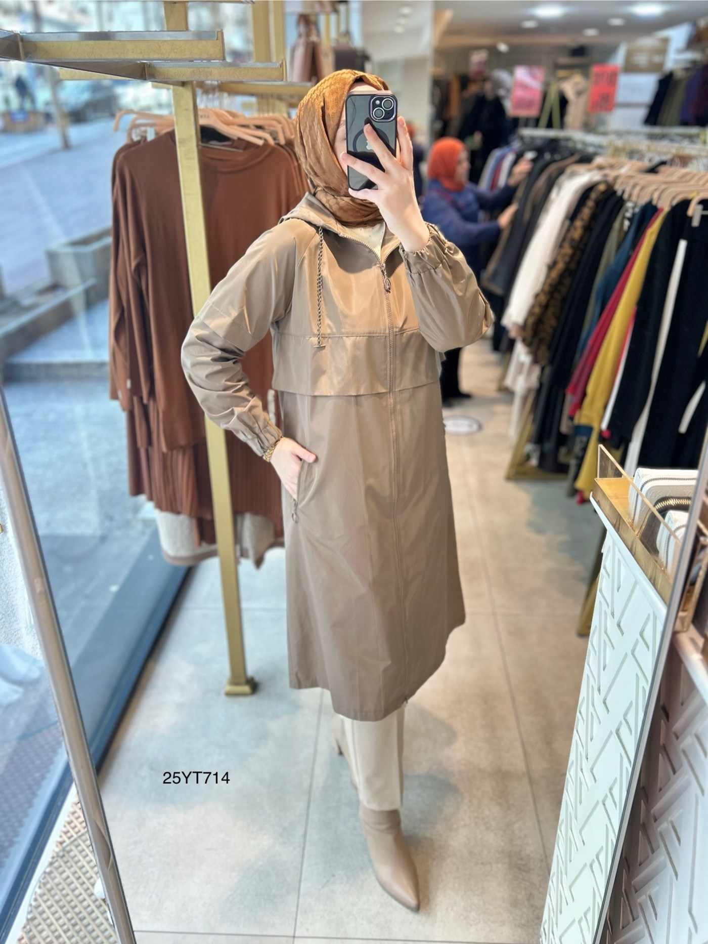 ARMİNE TREND ZİNCİR DETAYLI FERMUARLI MEVSİMLİK KAP 25YT714