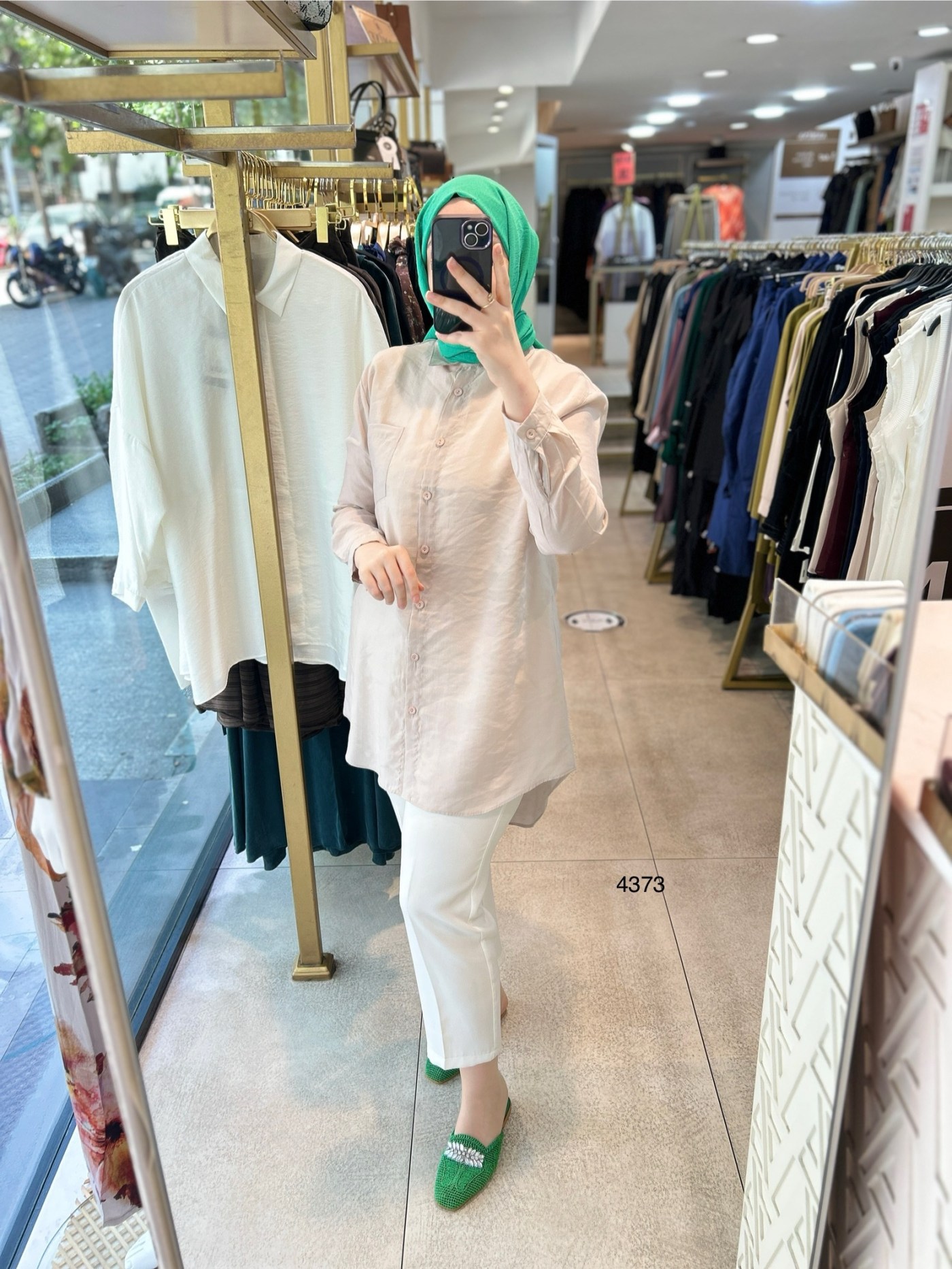 4373 ÖNÜ KISA ARKASI UZUN GÖMLEK