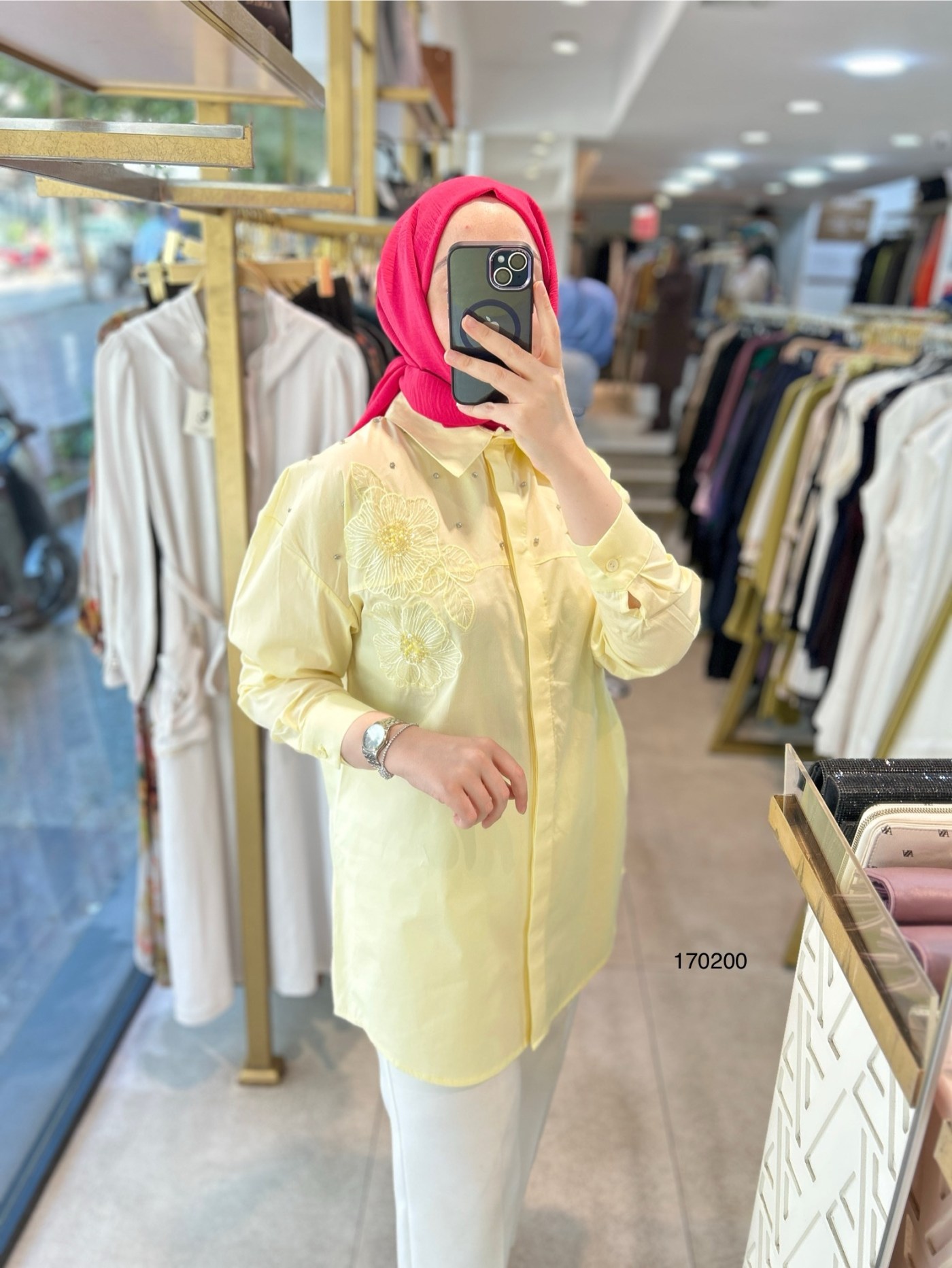 170200 ÇİÇEK DETAYLI TAŞ
İŞLEMELİ GÖMLEK