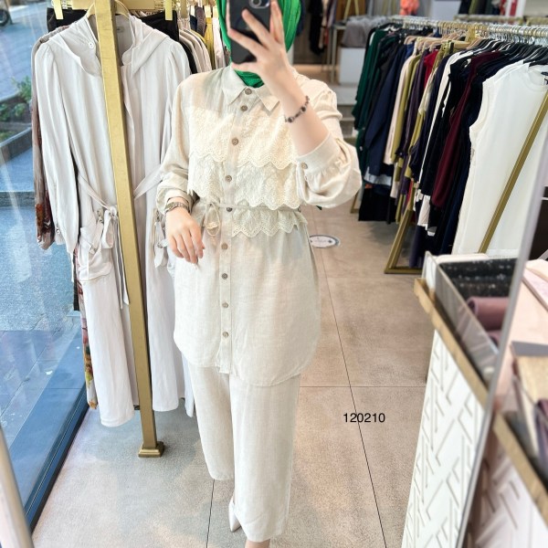 120210 ÖNÜ GÜPÜRLÜ GÖMLEK YAKA DÜĞMELİ TAKIM - Görsel 1