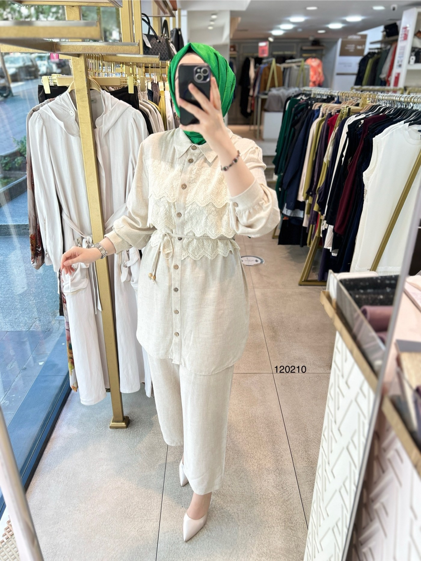 120210 ÖNÜ GÜPÜRLÜ GÖMLEK YAKA DÜĞMELİ TAKIM