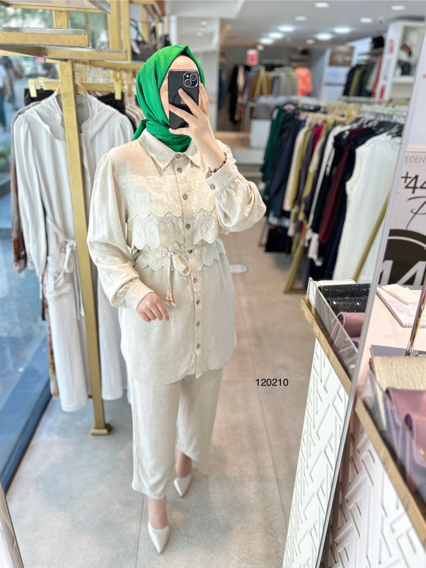 120210 ÖNÜ GÜPÜRLÜ GÖMLEK YAKA DÜĞMELİ TAKIM