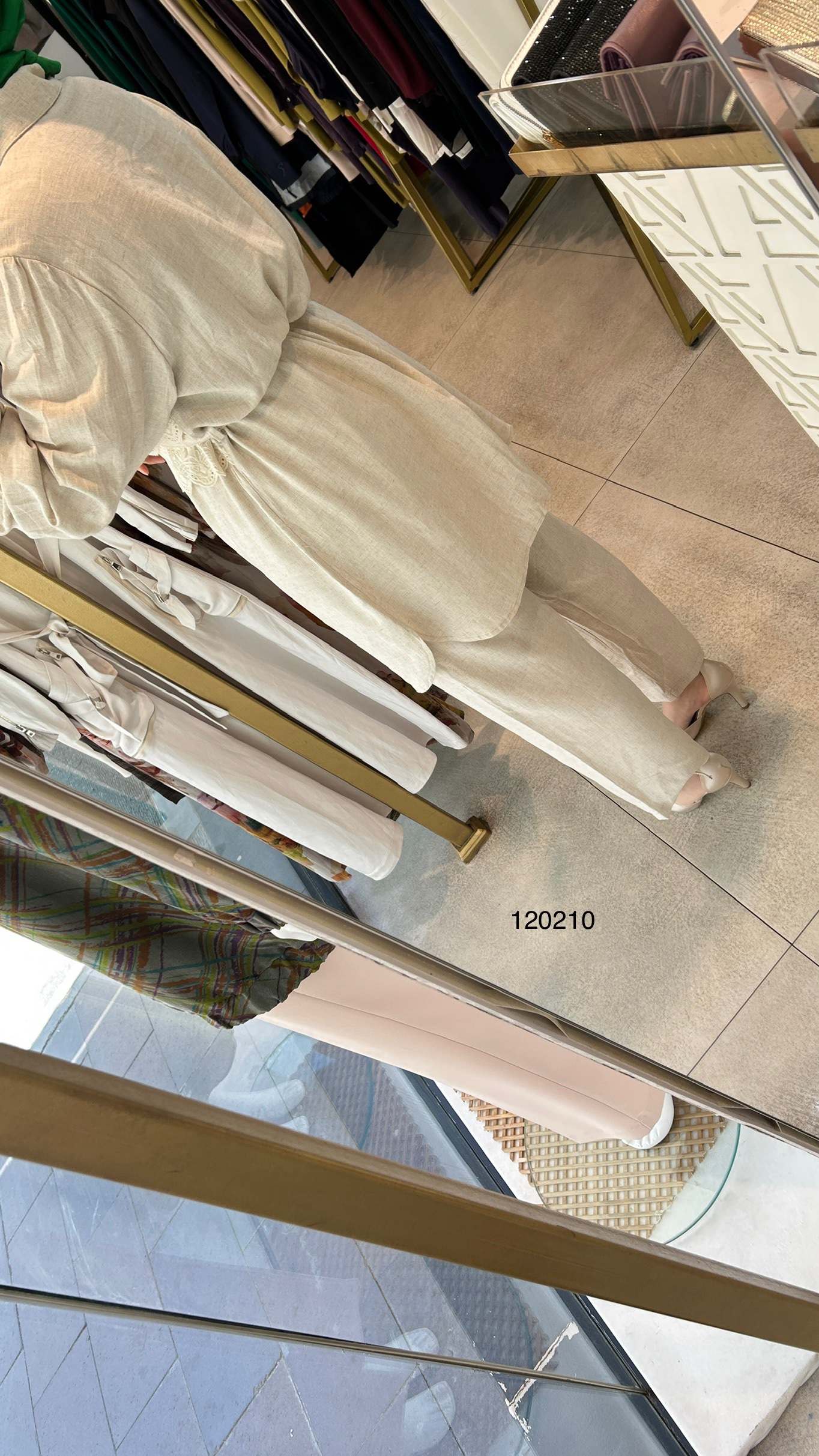 120210 ÖNÜ GÜPÜRLÜ GÖMLEK YAKA DÜĞMELİ TAKIM