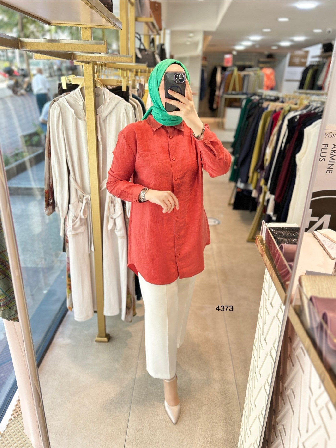 4373 ÖNÜ KISA ARKASI UZUN GÖMLEK