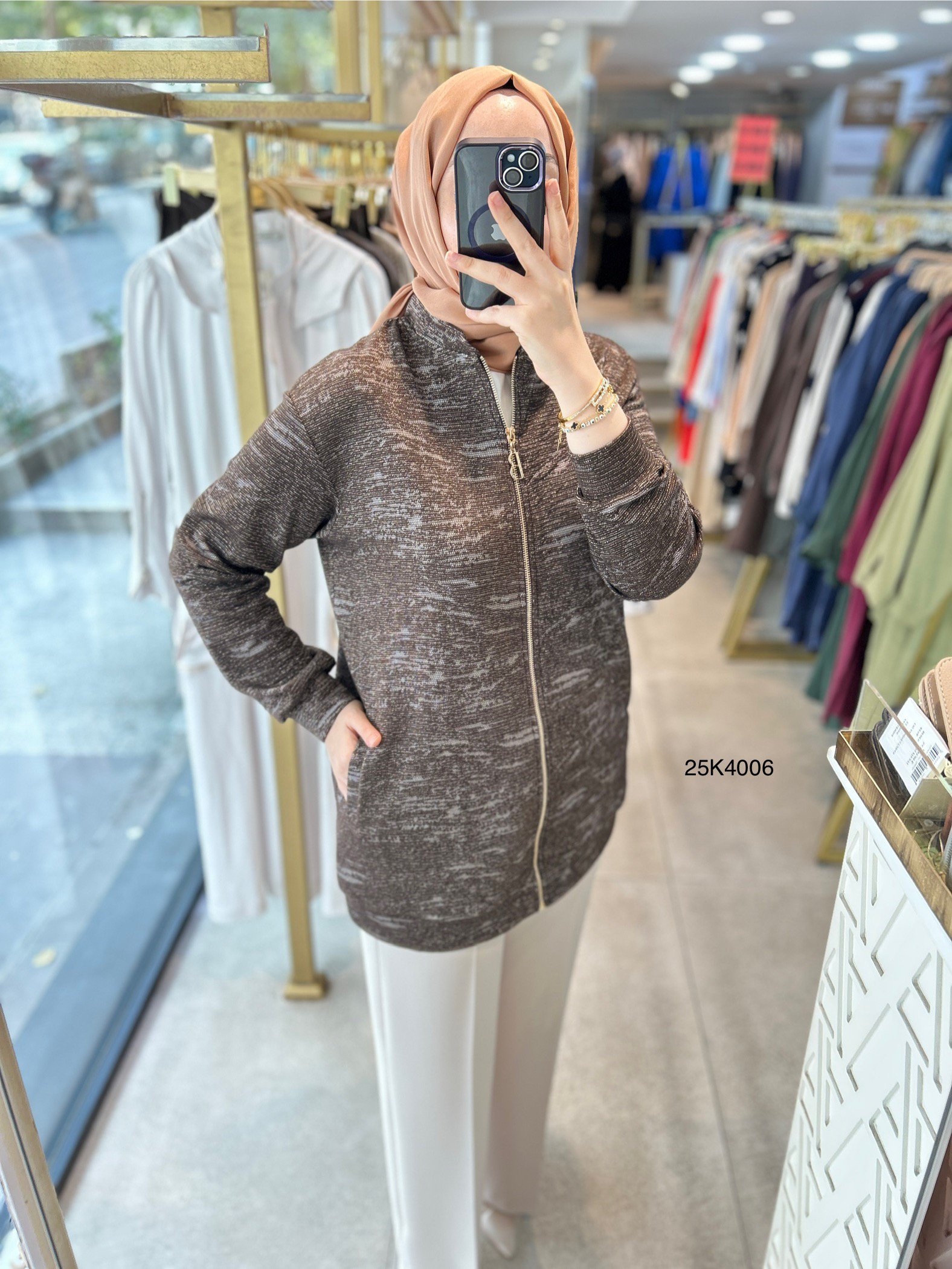 25k4006 KENDİSİNDEN DESENLİ FERMUARLI KAP - Görsel 2