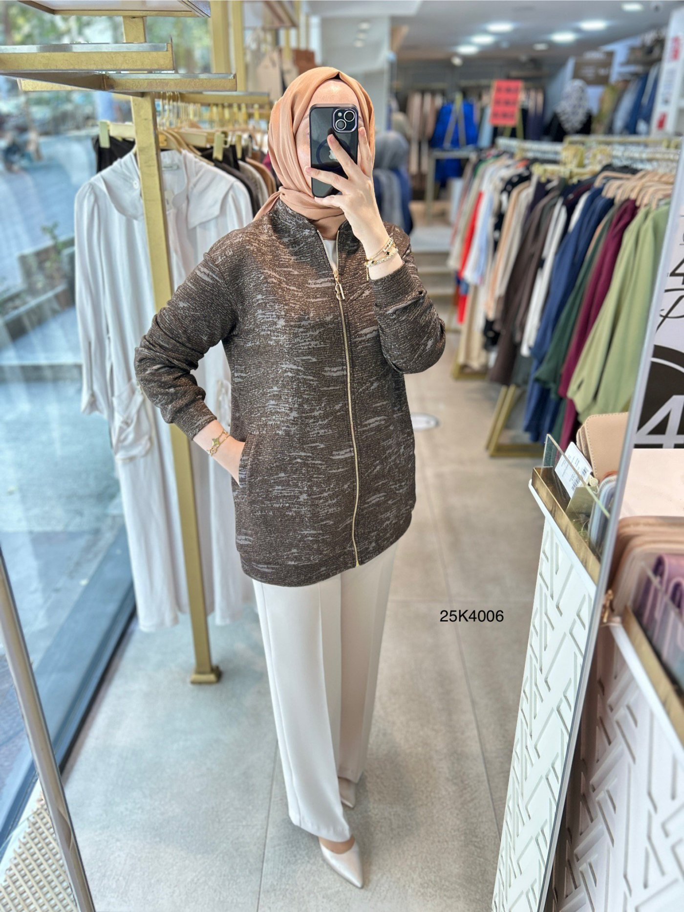 25k4006 KENDİSİNDEN DESENLİ FERMUARLI KAP