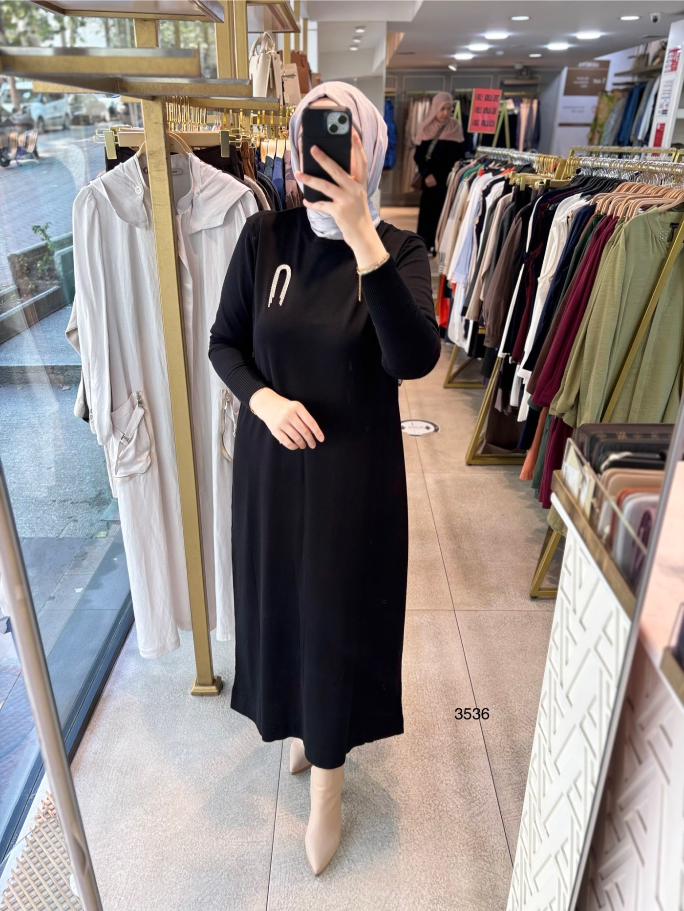 3536 BROŞ DETAYLI TRİKO ELBİSE