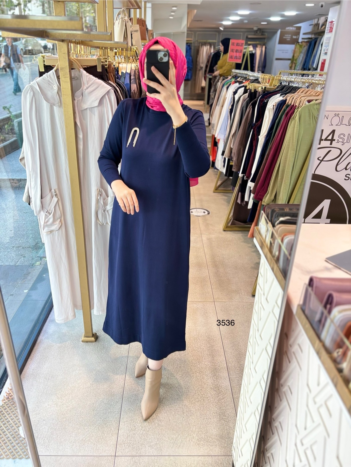 3536 BROŞ DETAYLI TRİKO ELBİSE