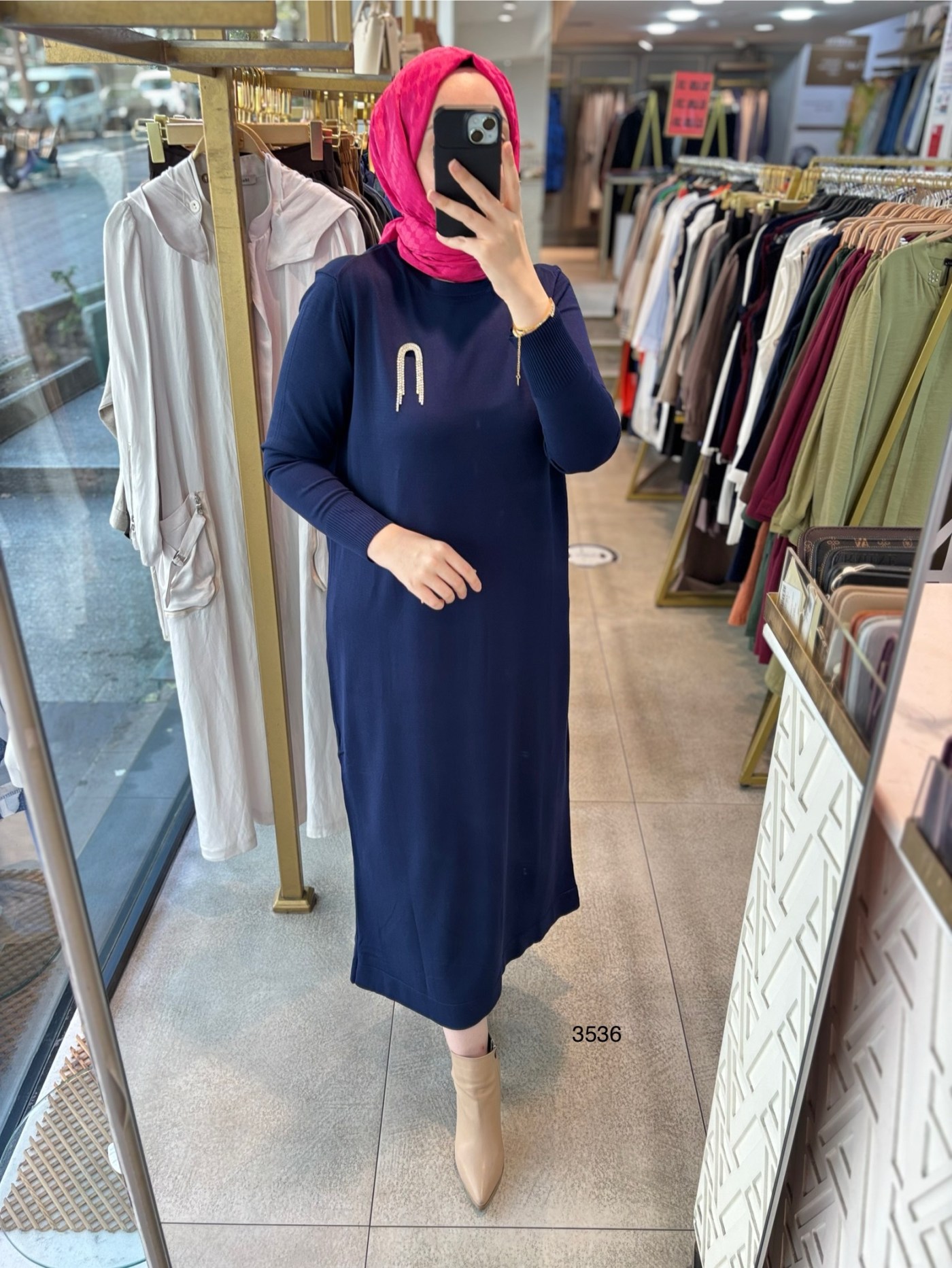 3536 BROŞ DETAYLI TRİKO ELBİSE