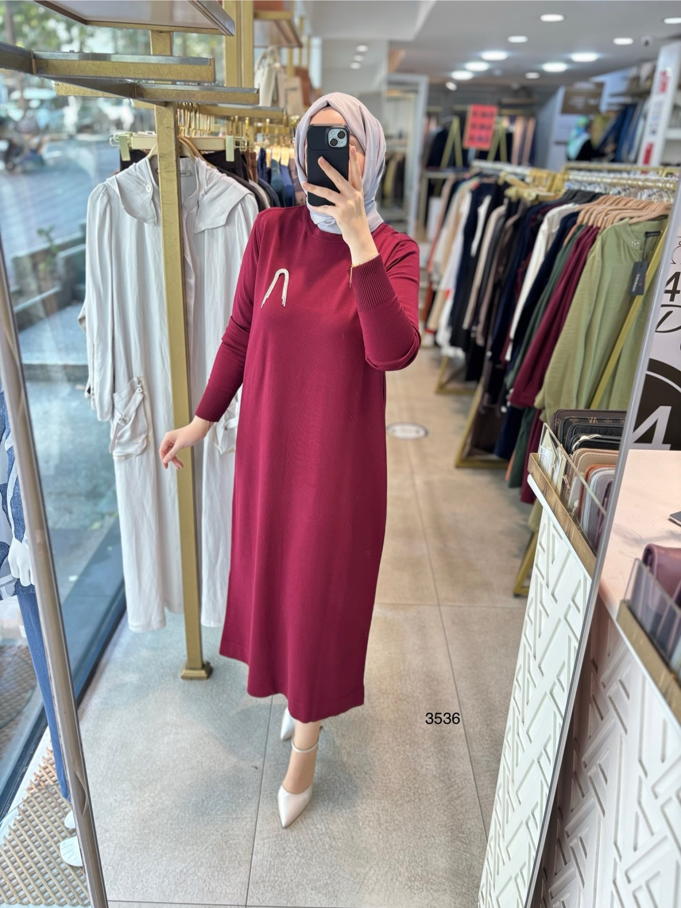 3536 BROŞ DETAYLI TRİKO ELBİSE