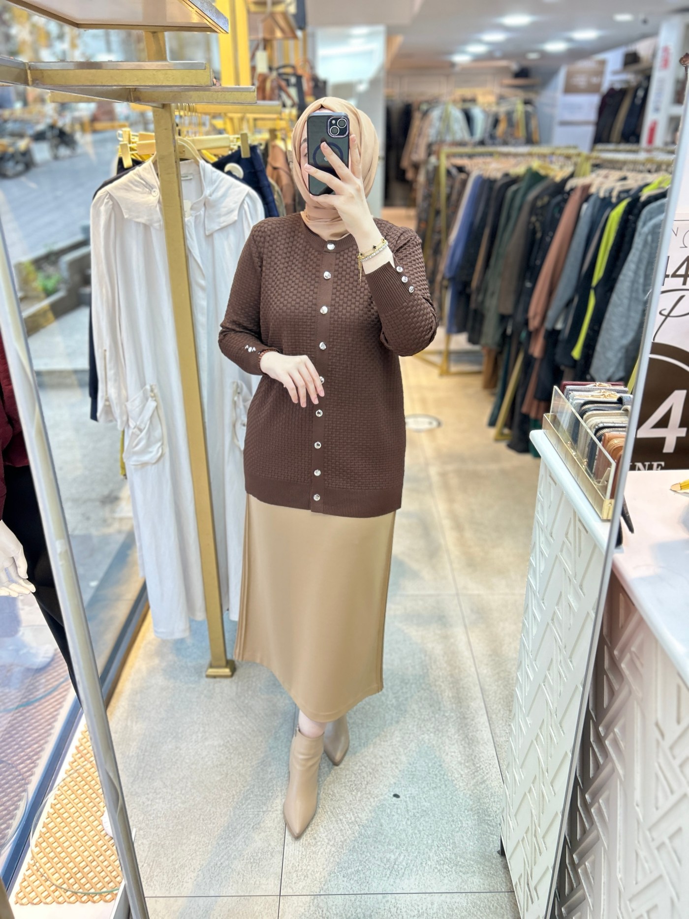 1705 KENDİSİNDEN DESENLİ TRİKO HIRKA