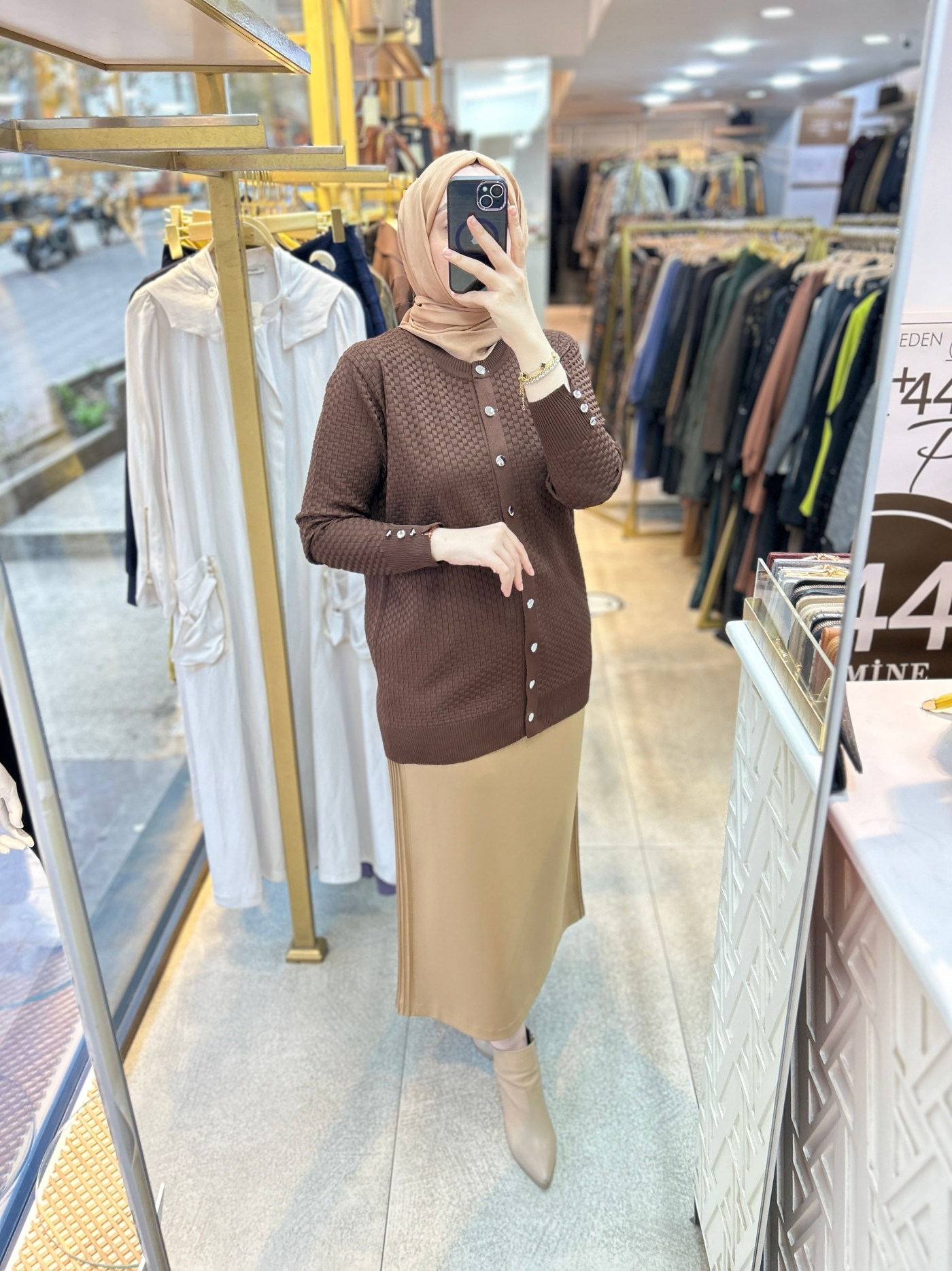 1705 KENDİSİNDEN DESENLİ TRİKO HIRKA