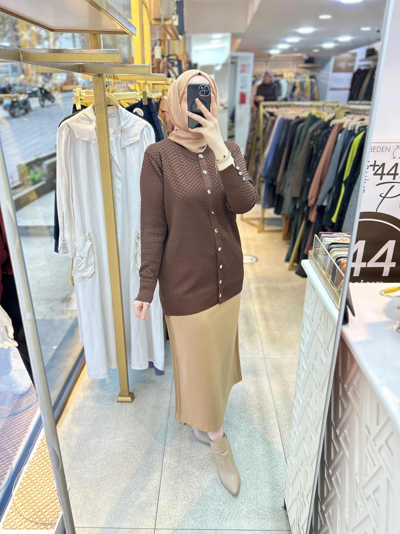 1705 KENDİSİNDEN DESENLİ TRİKO HIRKA