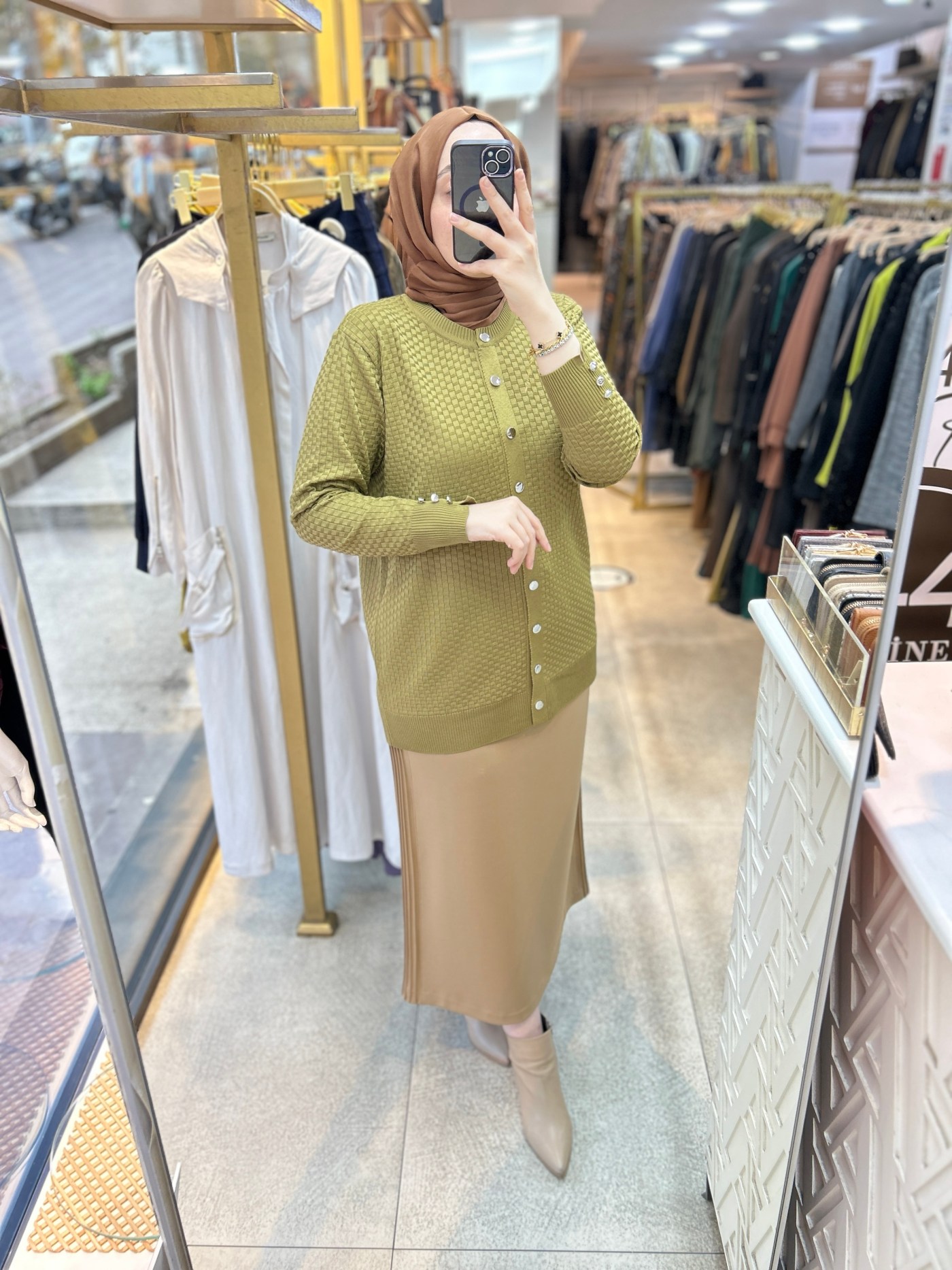 1705 KENDİSİNDEN DESENLİ TRİKO HIRKA