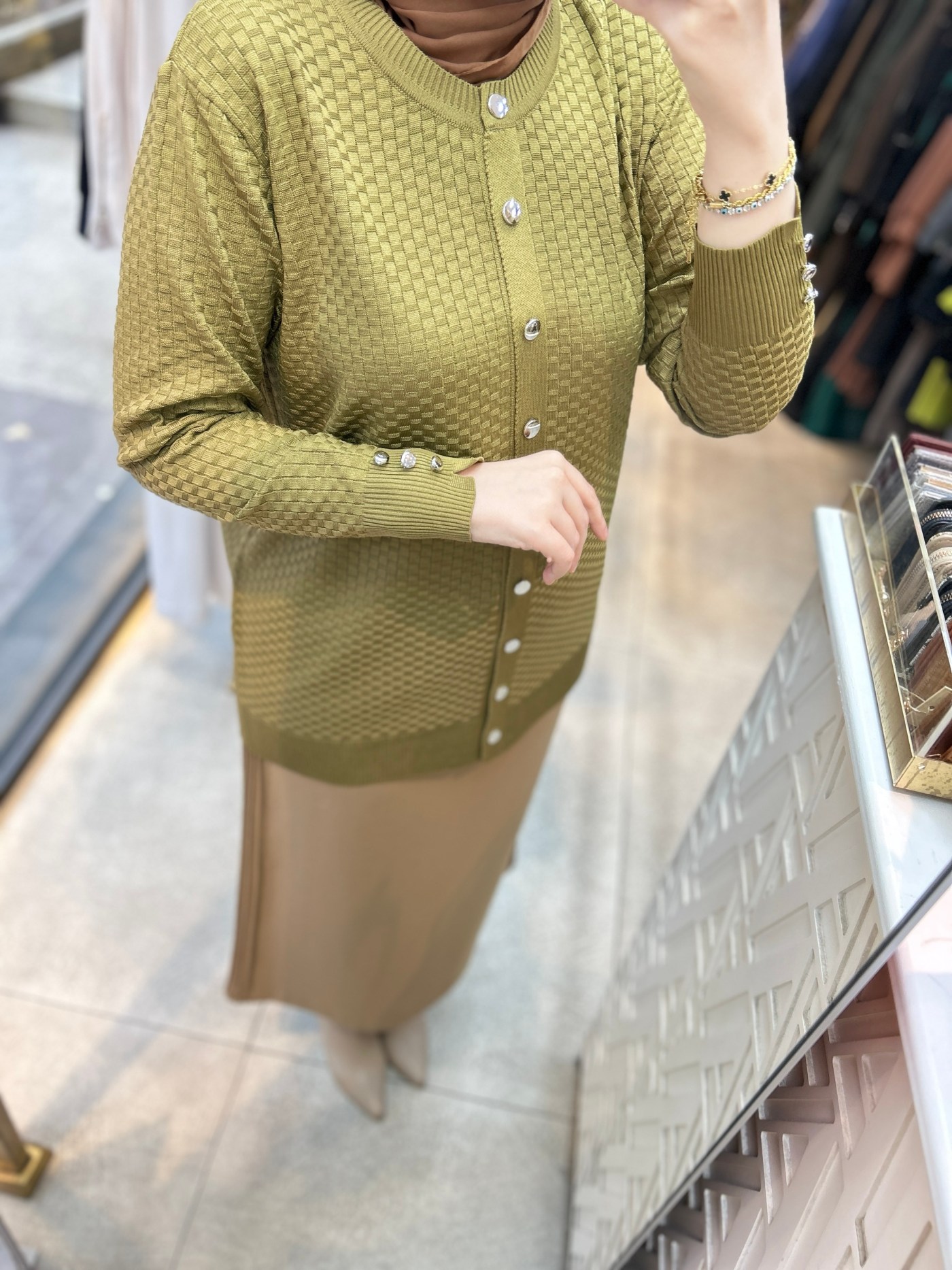 1705 KENDİSİNDEN DESENLİ TRİKO HIRKA