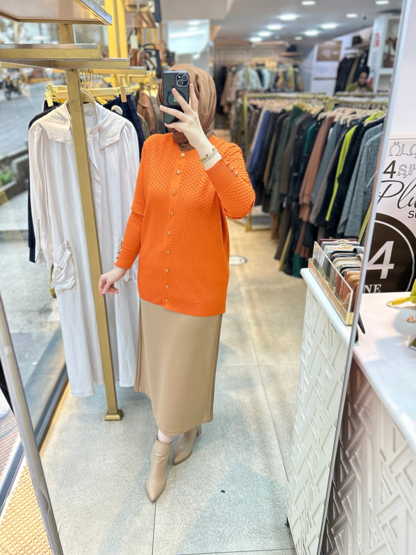 1705 KENDİSİNDEN DESENLİ TRİKO HIRKA