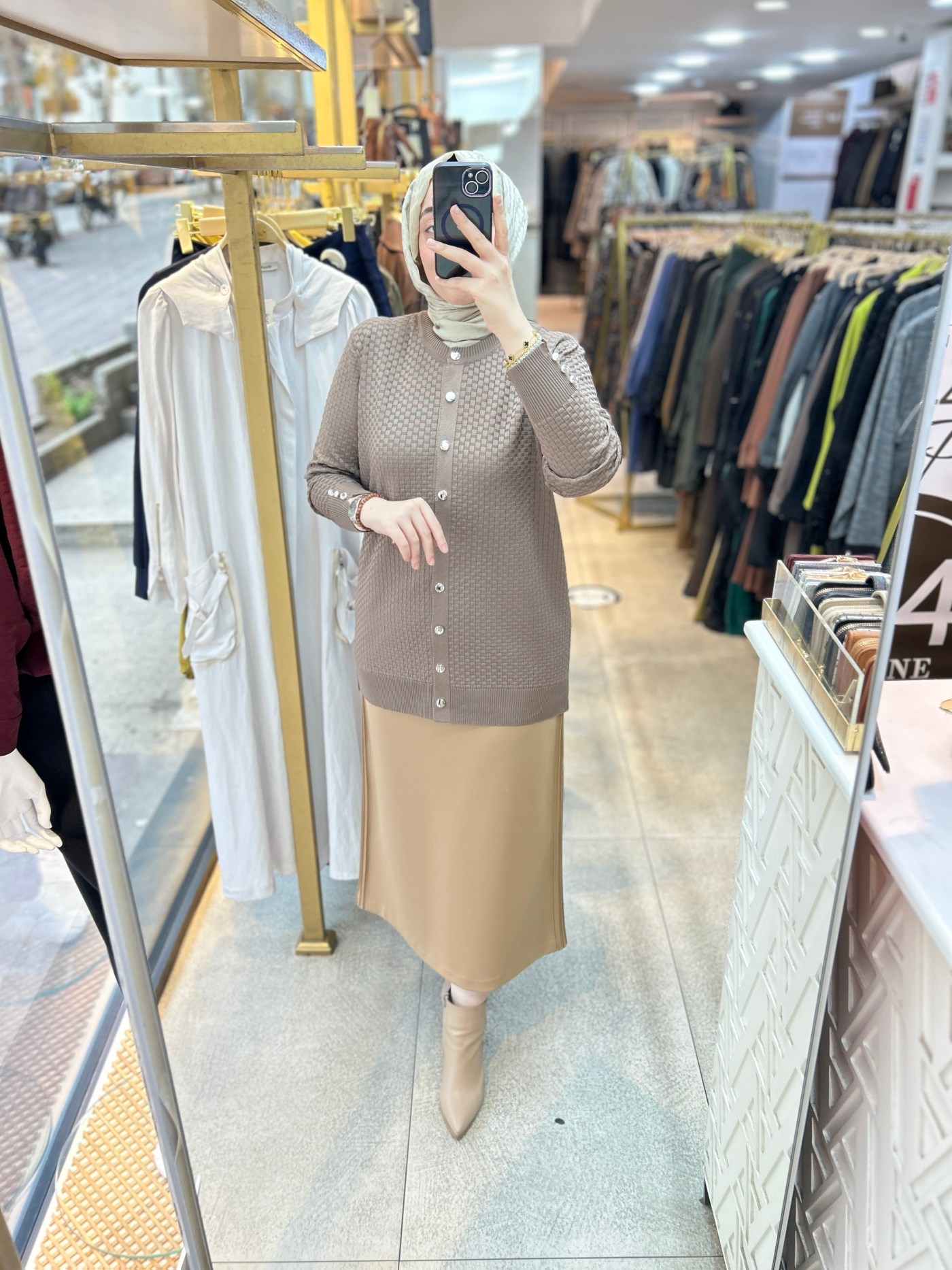 1705 KENDİSİNDEN DESENLİ TRİKO HIRKA