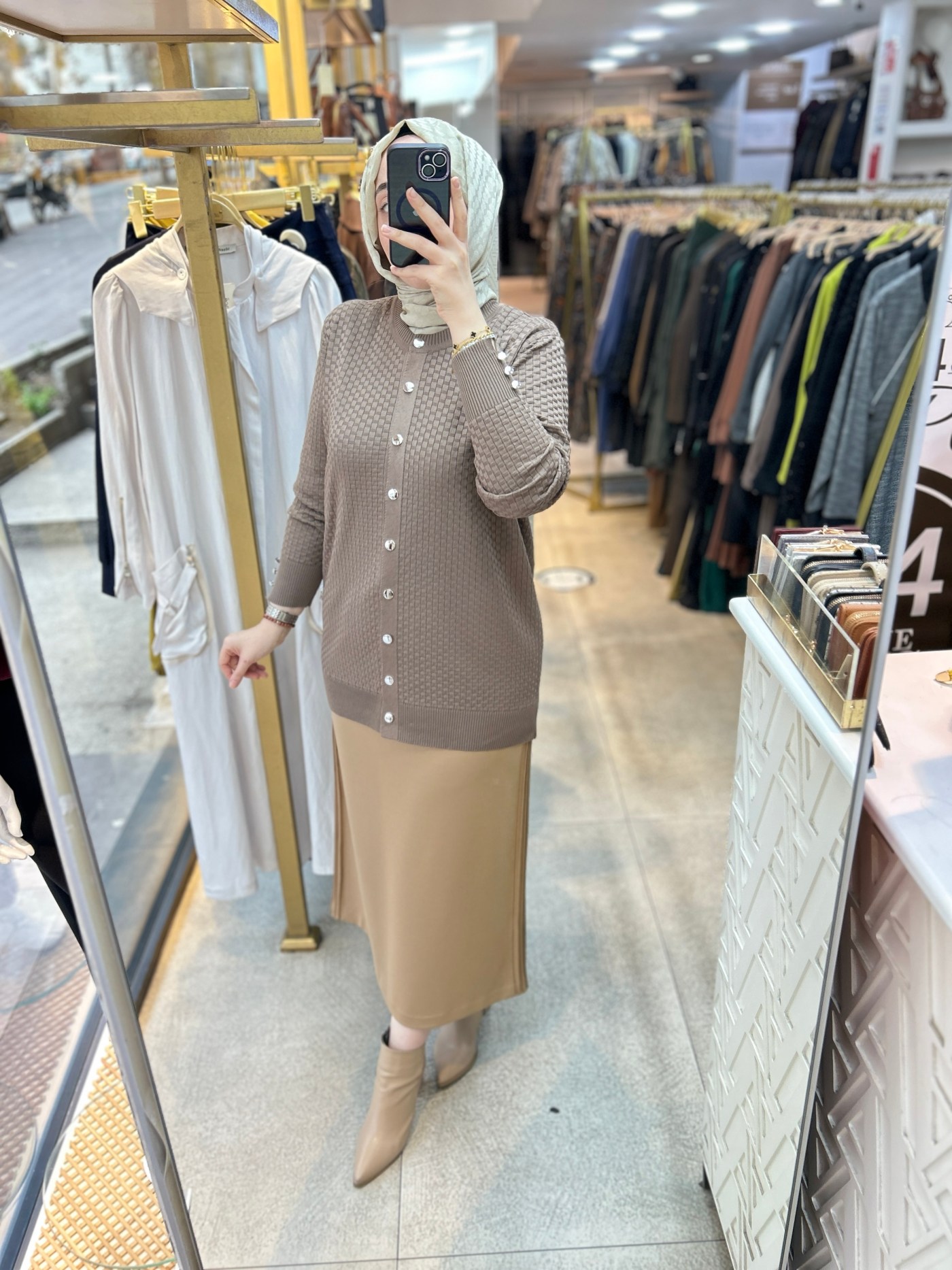 1705 KENDİSİNDEN DESENLİ TRİKO HIRKA