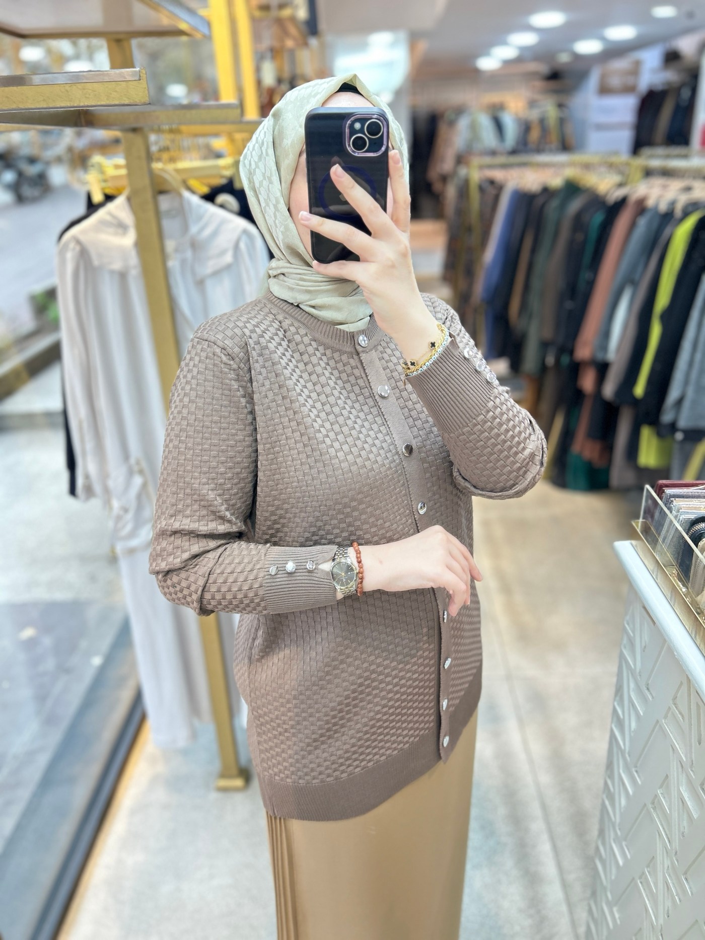 1705 KENDİSİNDEN DESENLİ TRİKO HIRKA