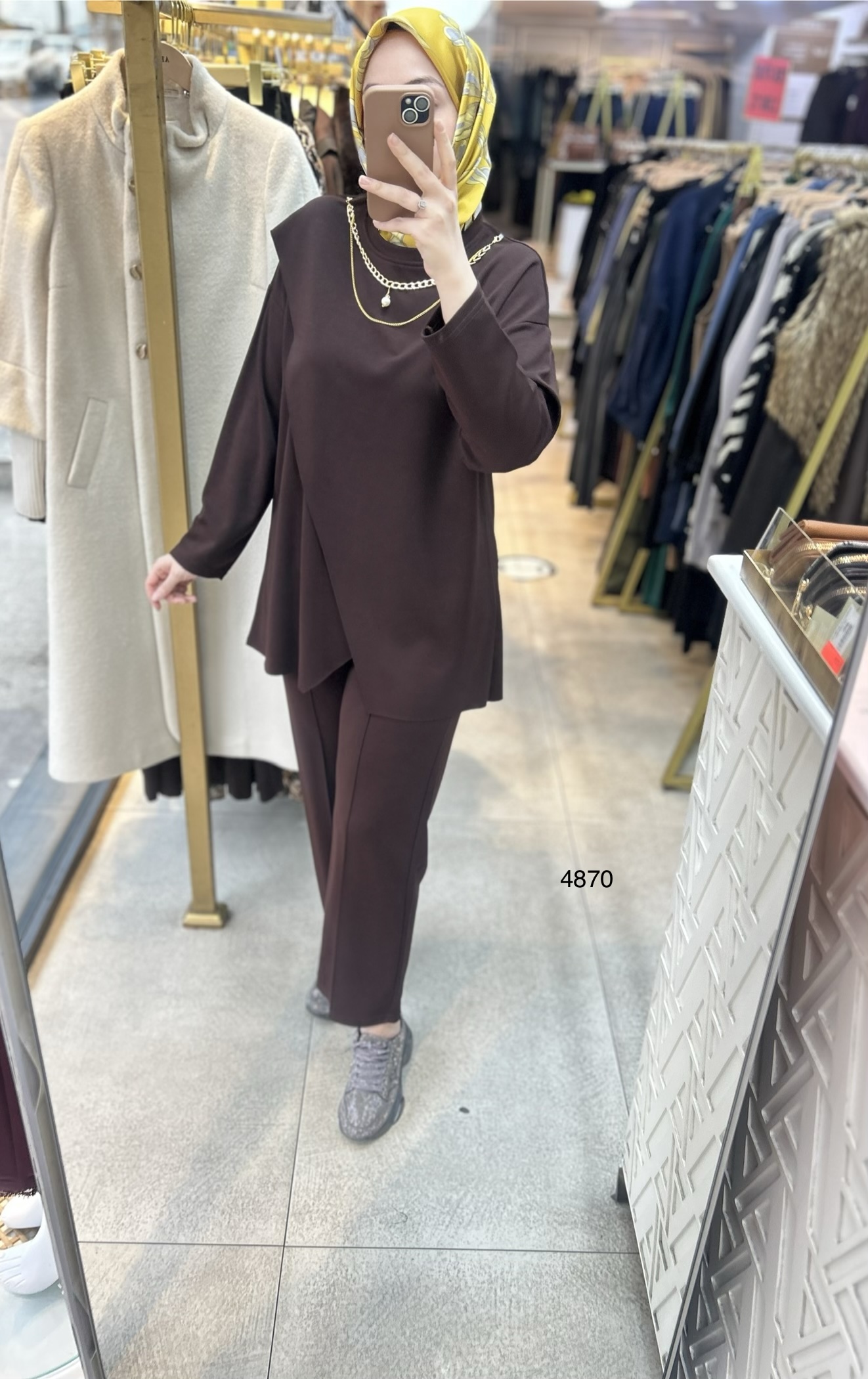 4870 Yakası Kolyeli Asimetrik Kesim Spor Takım