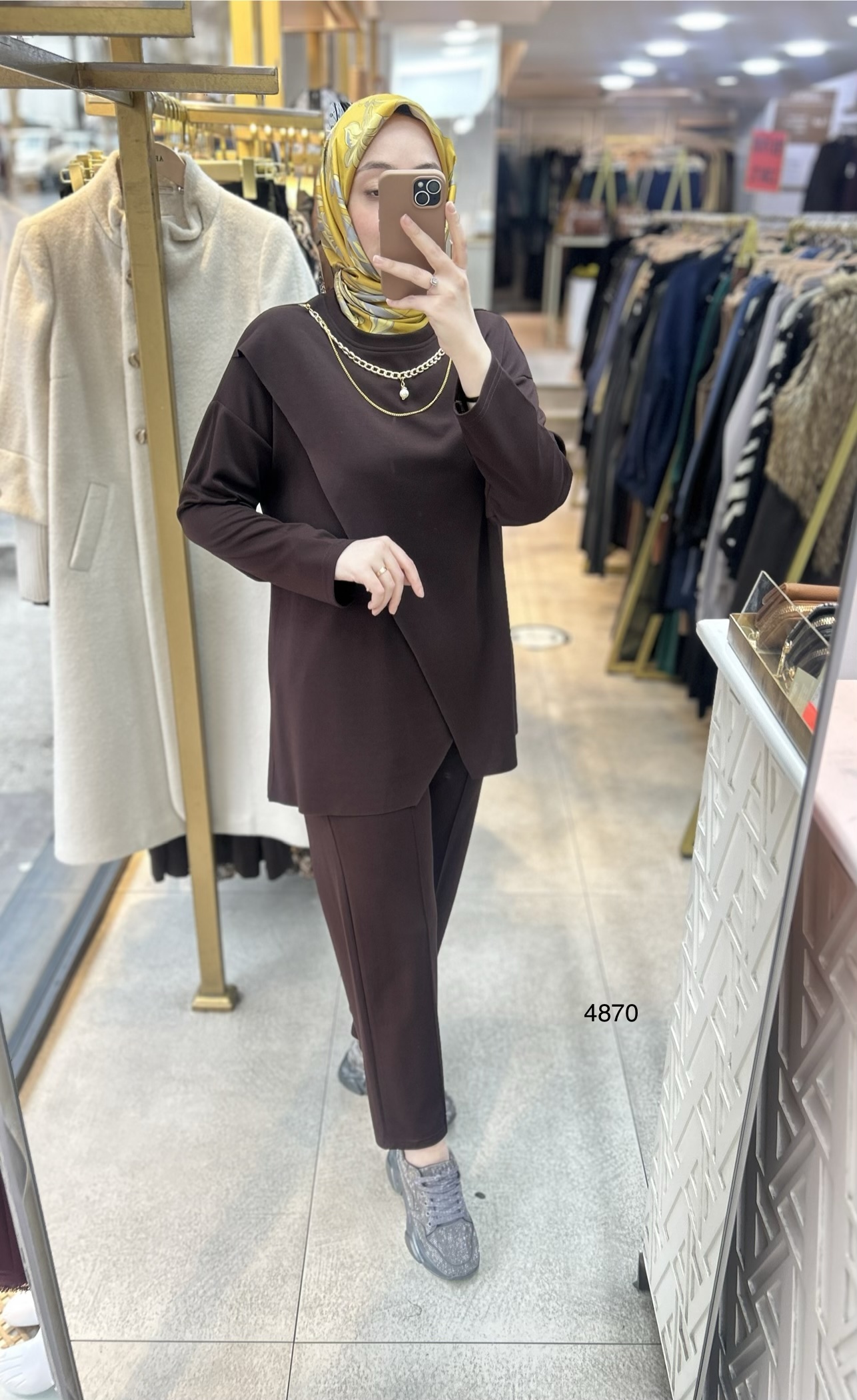 4870 Yakası Kolyeli Asimetrik Kesim Spor Takım