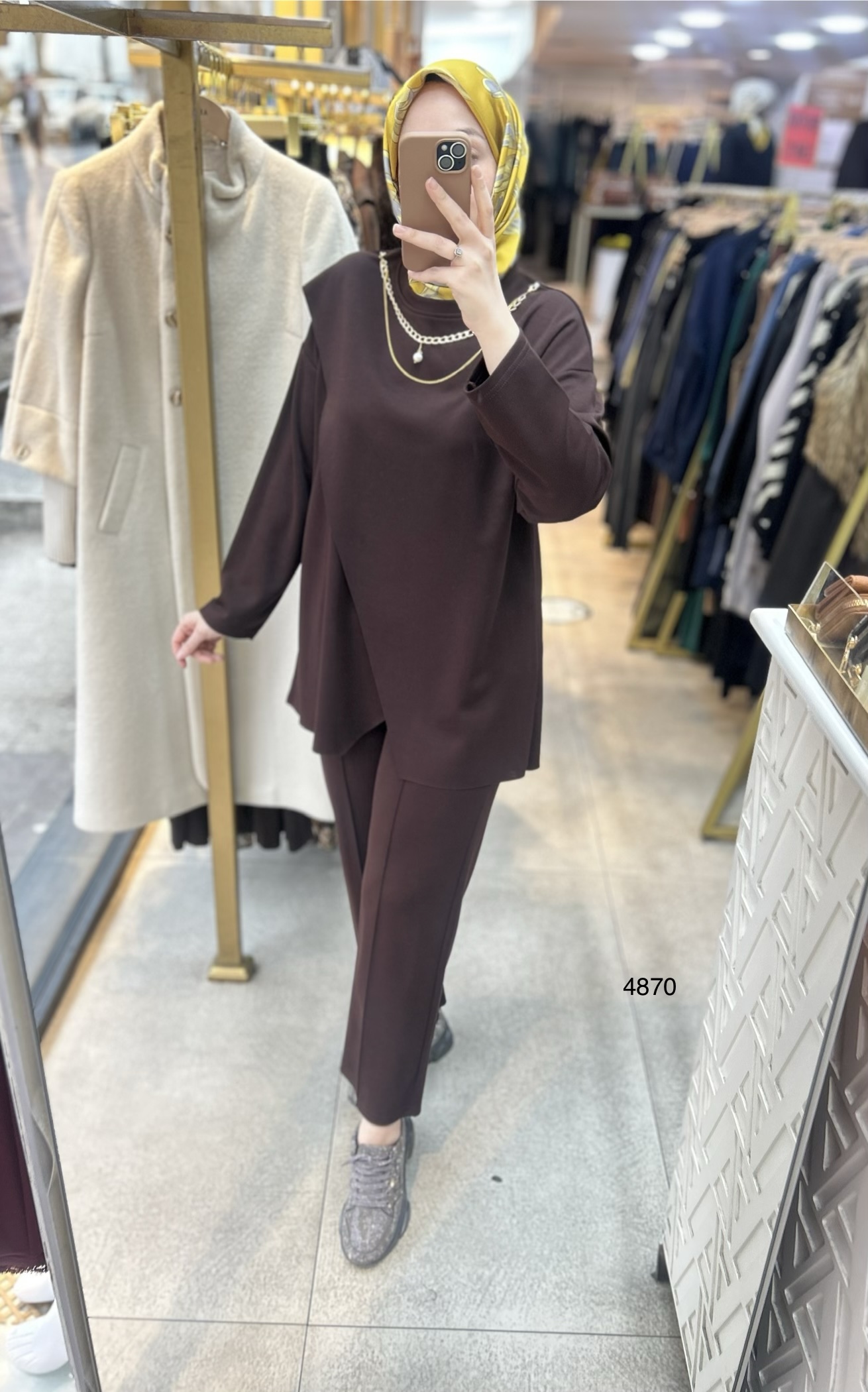 4870 Yakası Kolyeli Asimetrik Kesim Spor Takım