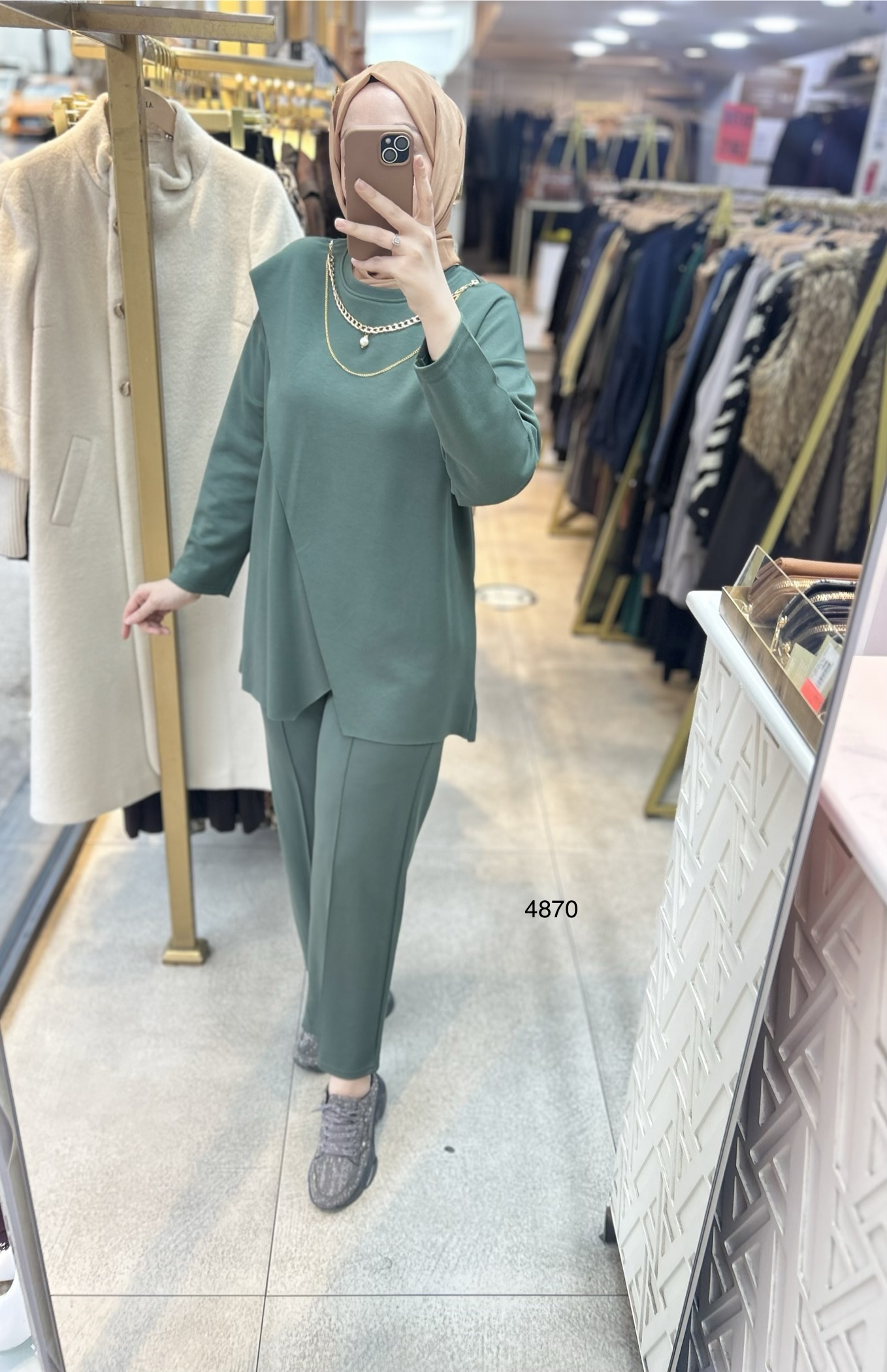 4870 Yakası Kolyeli Asimetrik Kesim Spor Takım