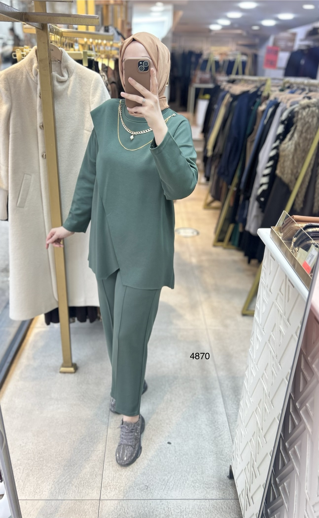 4870 Yakası Kolyeli Asimetrik Kesim Spor Takım