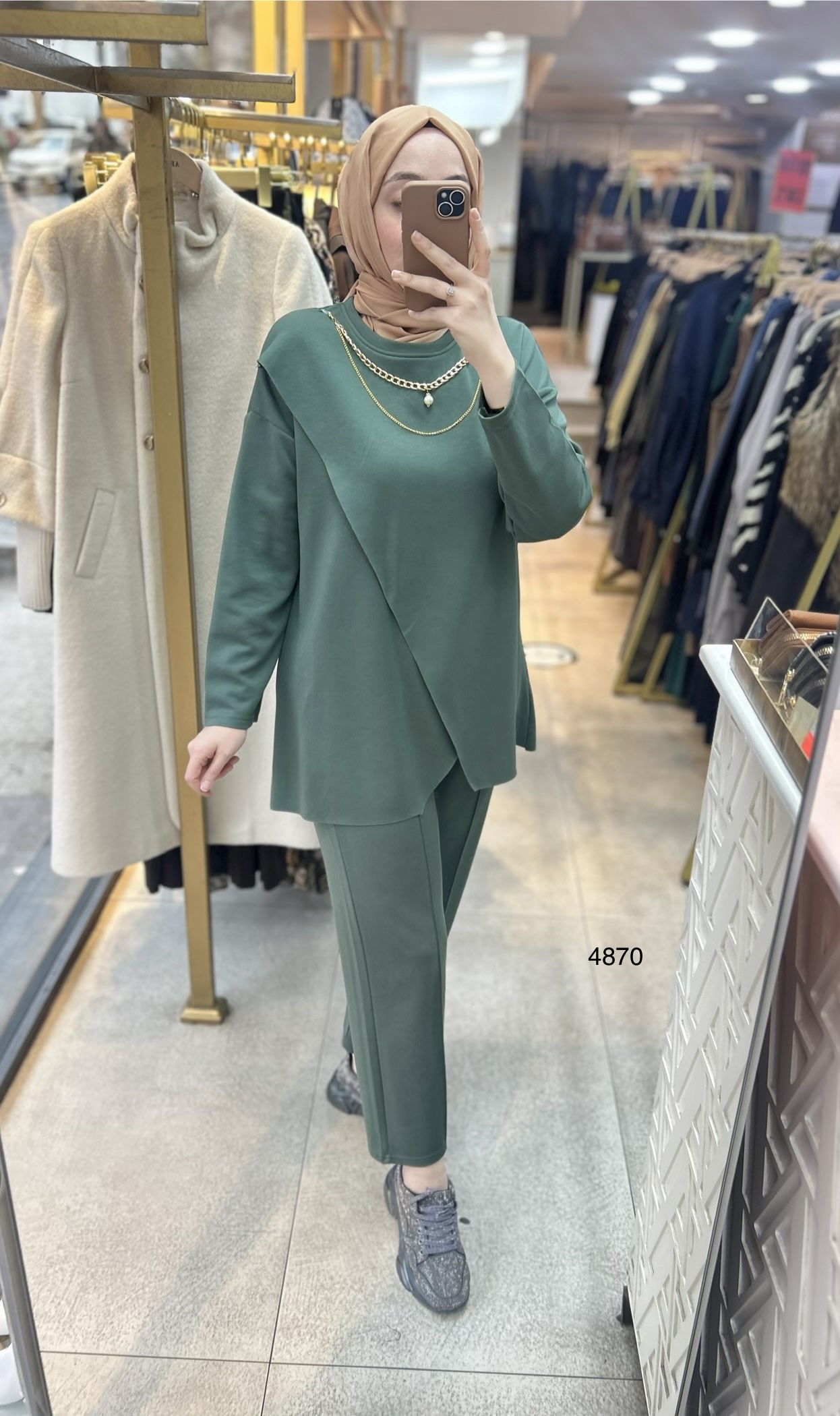 4870 Yakası Kolyeli Asimetrik Kesim Spor Takım