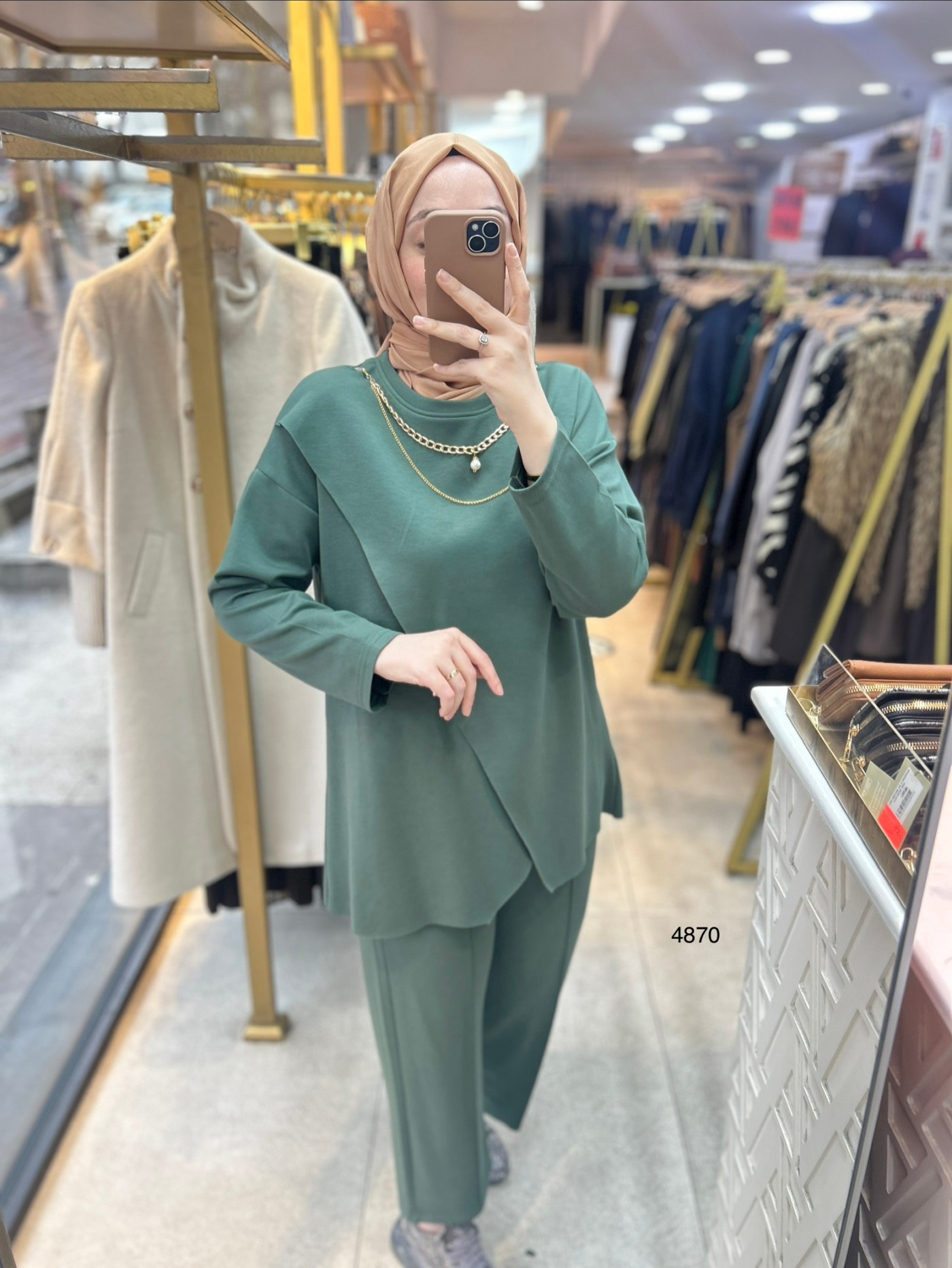 4870 Yakası Kolyeli Asimetrik Kesim Spor Takım