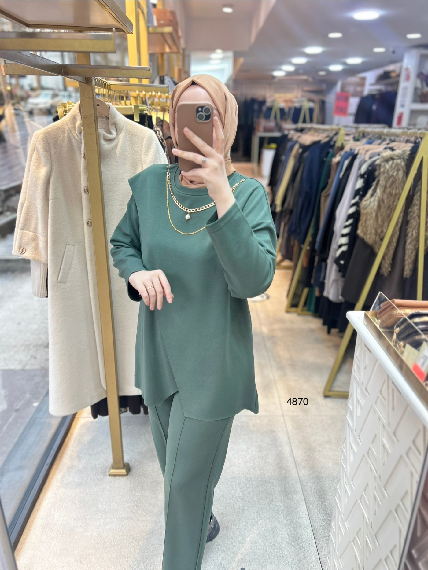 4870 Yakası Kolyeli Asimetrik Kesim Spor Takım