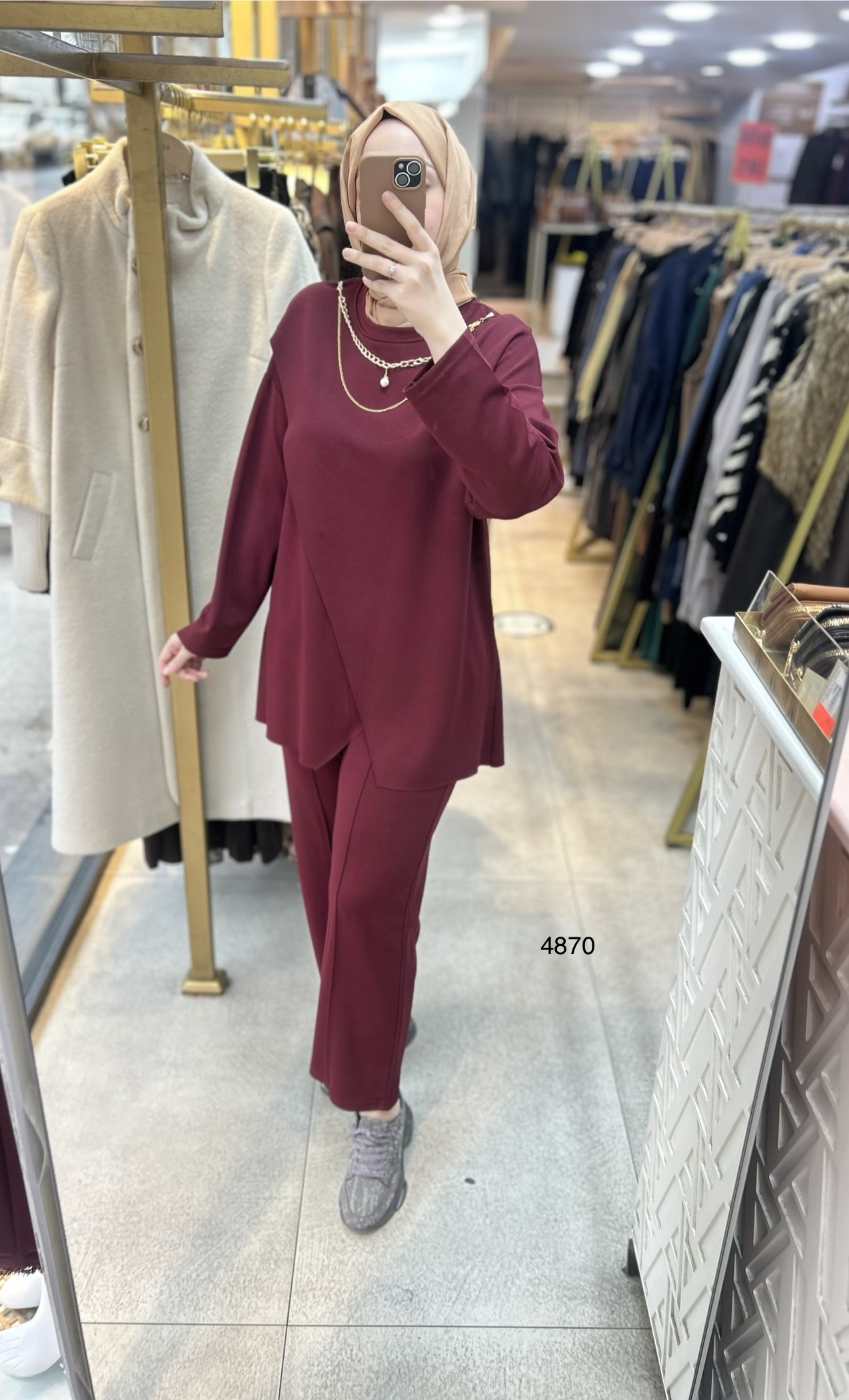 4870 Yakası Kolyeli Asimetrik Kesim Spor Takım