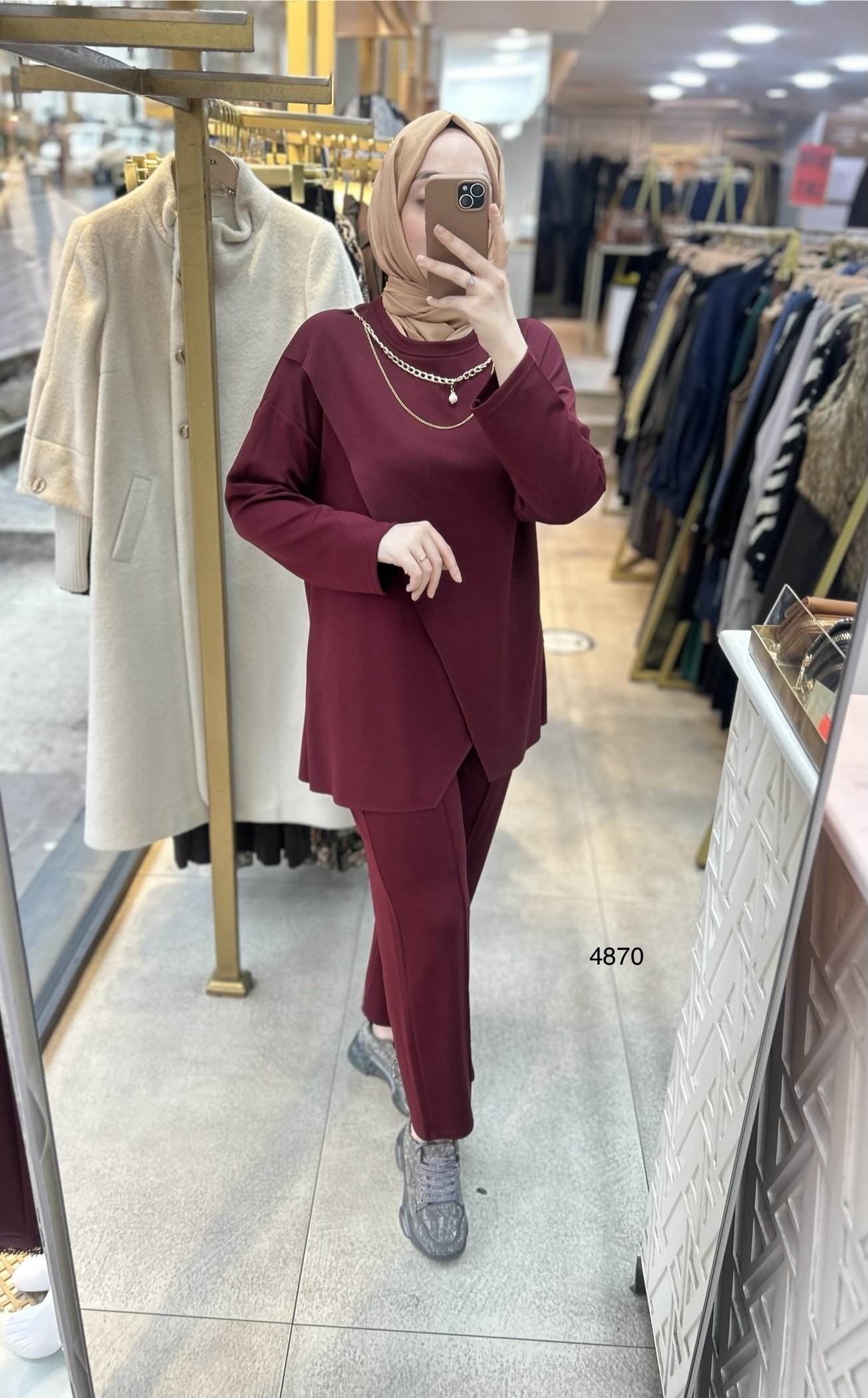 4870 Yakası Kolyeli Asimetrik Kesim Spor Takım