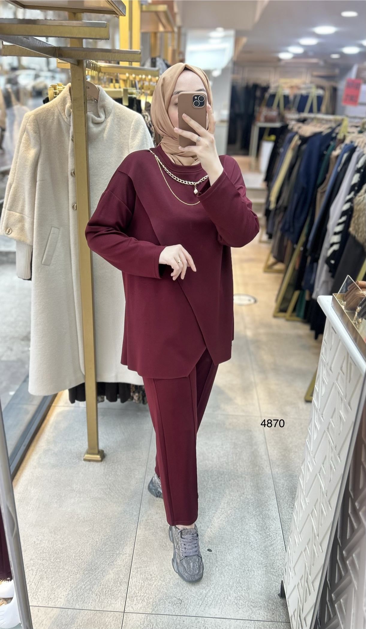 4870 Yakası Kolyeli Asimetrik Kesim Spor Takım