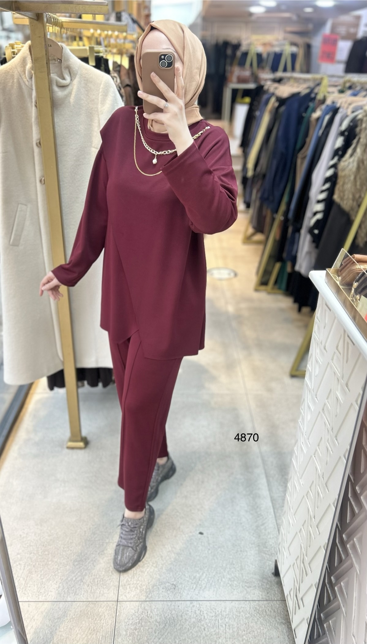 4870 Yakası Kolyeli Asimetrik Kesim Spor Takım