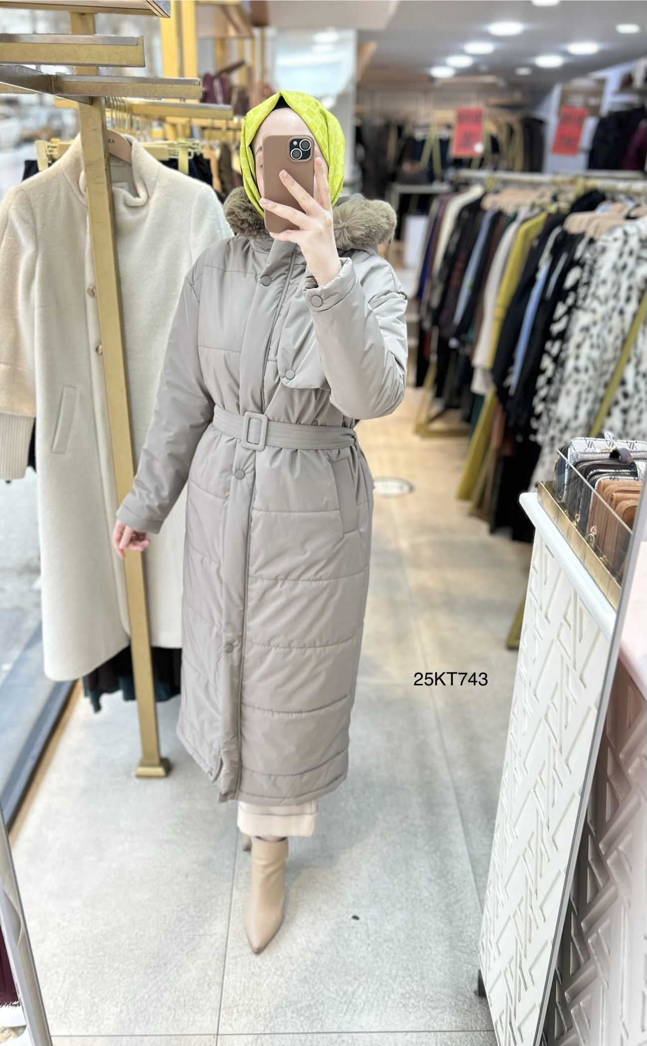 25KT743 Boydan Fermuarlı Aller Detaylı Kemerli Kapüşonu Kürklü Mont