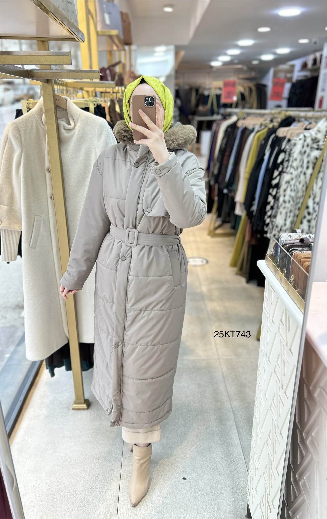 25KT743 Boydan Fermuarlı Aller Detaylı Kemerli Kapüşonu Kürklü Mont