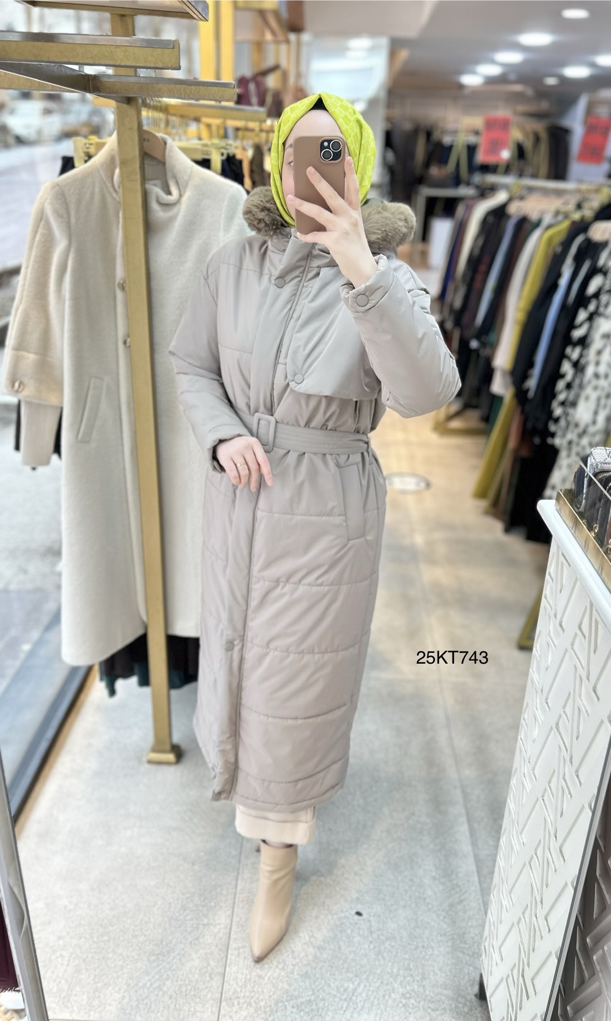 25KT743 Boydan Fermuarlı Aller Detaylı Kemerli Kapüşonu Kürklü Mont