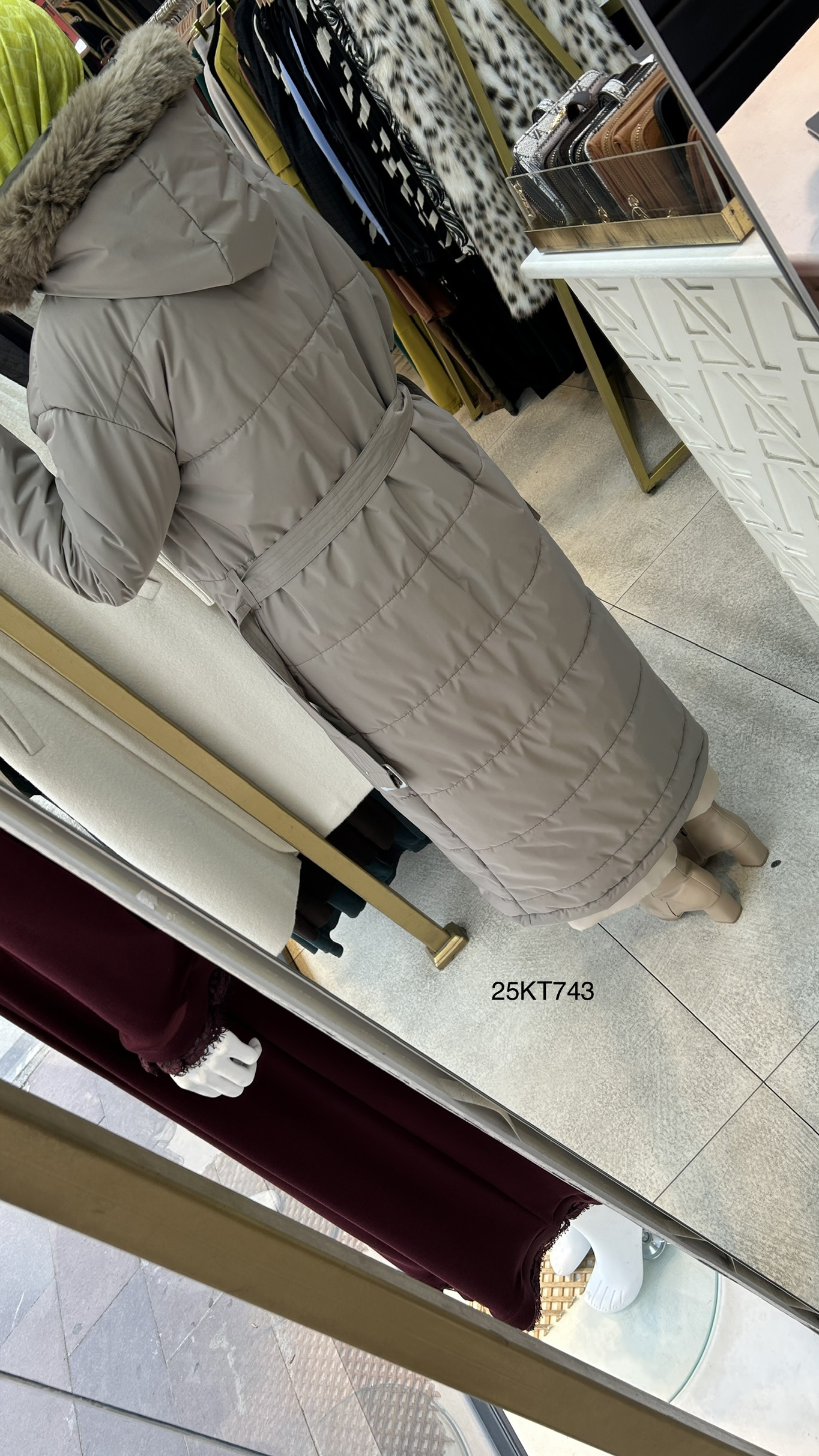 25KT743 Boydan Fermuarlı Aller Detaylı Kemerli Kapüşonu Kürklü Mont