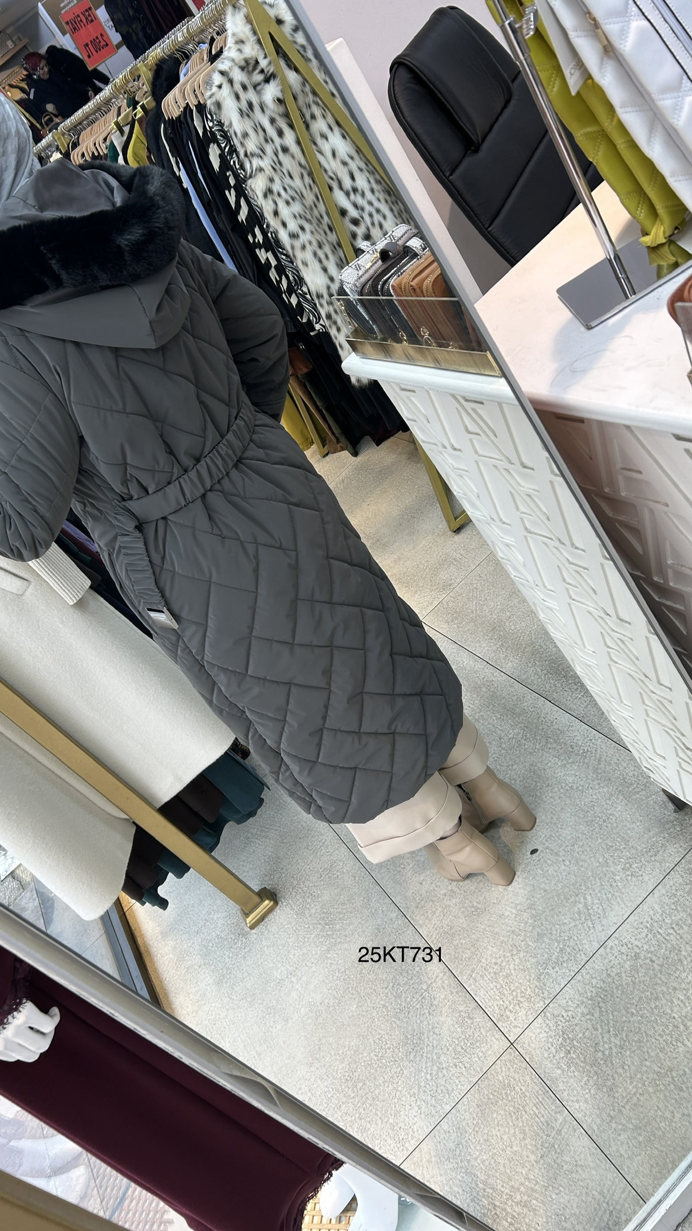 25KT731 Çıkarılabilir Kapüşonlu Kolları Lastikli Fermuar Detaylı Kemerli Kapitone Mont